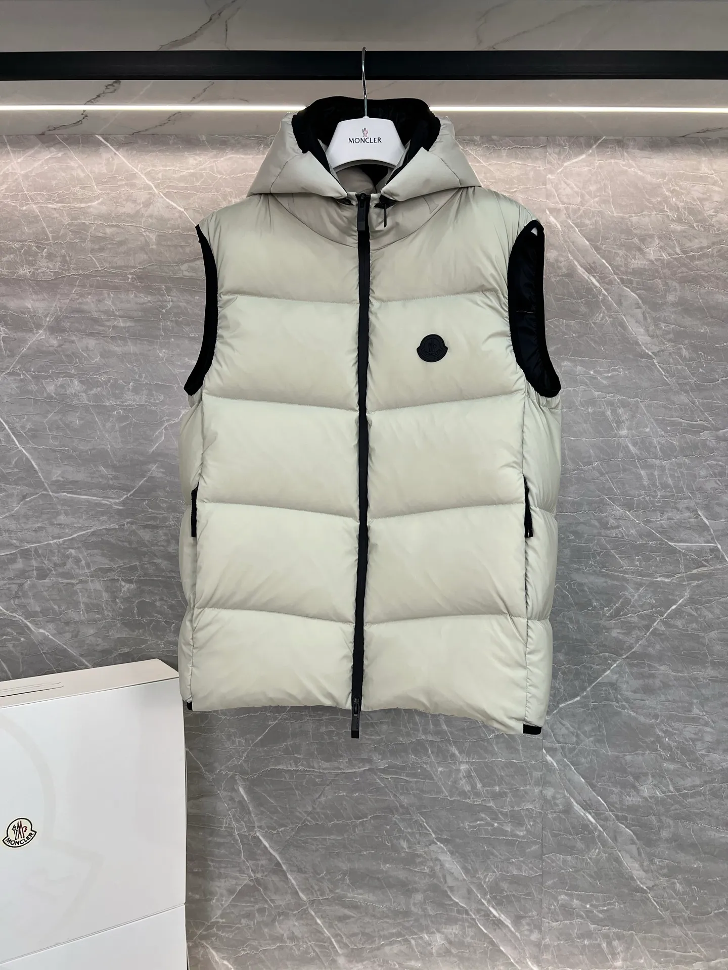 P700 Moncler Mouth Mouth 2025 Guersac Men's Model Can be made into couple's version Twill quilted hooded down vest with detachable hood You can use "genderless outfit" and "one outfit for multiple wear" as the starting point to emphasize that this vest can not only match formal and casual wear, but can also be worn as a couple's outfit. The unique diagonal quilting process + three-dimensional fluffy filling breaks the dullness of traditional down and easily enhances the layering of the look! The detachable hood design allows you to switch styles at will. Wearing a hood is a sporty and casual style, and removing the hood makes it neat and urban. A vest has two attitudes, and both men and women can wear it~ Recommended outfits for couples: the same style but different colors, a tacit sense of CP will directly fill you up! Color: black beige Size: 1-2-3-4-5