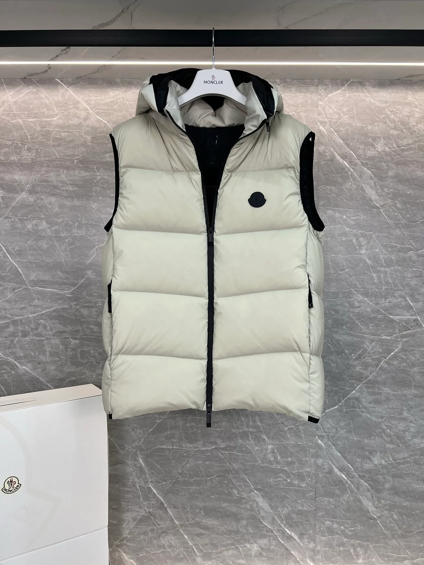 P700 Moncler Mouth Mouth 2025 Guersac Men's Model Can be made into couple's version Twill quilted hooded down vest with detachable hood You can use "genderless outfit" and "one outfit for multiple wear" as the starting point to emphasize that this vest can not only match formal and casual wear, but can also be worn as a couple's outfit. The unique diagonal quilting process + three-dimensional fluffy filling breaks the dullness of traditional down and easily enhances the layering of the look! The detachable hood design allows you to switch styles at will. Wearing a hood is a sporty and casual style, and removing the hood makes it neat and urban. A vest has two attitudes, and both men and women can wear it~ Recommended outfits for couples: the same style but different colors, a tacit sense of CP will directly fill you up! Color: black beige Size: 1-2-3-4-5