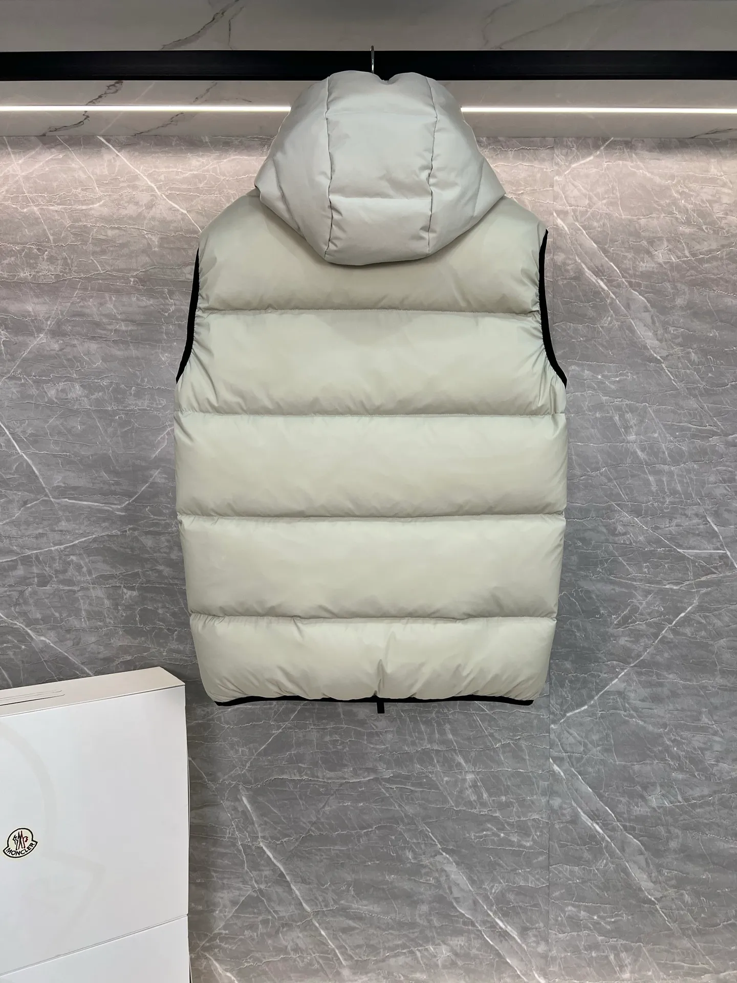 P700 Moncler Mouth Mouth 2025 Guersac Men's Model Can be made into couple's version Twill quilted hooded down vest with detachable hood You can use "genderless outfit" and "one outfit for multiple wear" as the starting point to emphasize that this vest can not only match formal and casual wear, but can also be worn as a couple's outfit. The unique diagonal quilting process + three-dimensional fluffy filling breaks the dullness of traditional down and easily enhances the layering of the look! The detachable hood design allows you to switch styles at will. Wearing a hood is a sporty and casual style, and removing the hood makes it neat and urban. A vest has two attitudes, and both men and women can wear it~ Recommended outfits for couples: the same style but different colors, a tacit sense of CP will directly fill you up! Color: black beige Size: 1-2-3-4-5