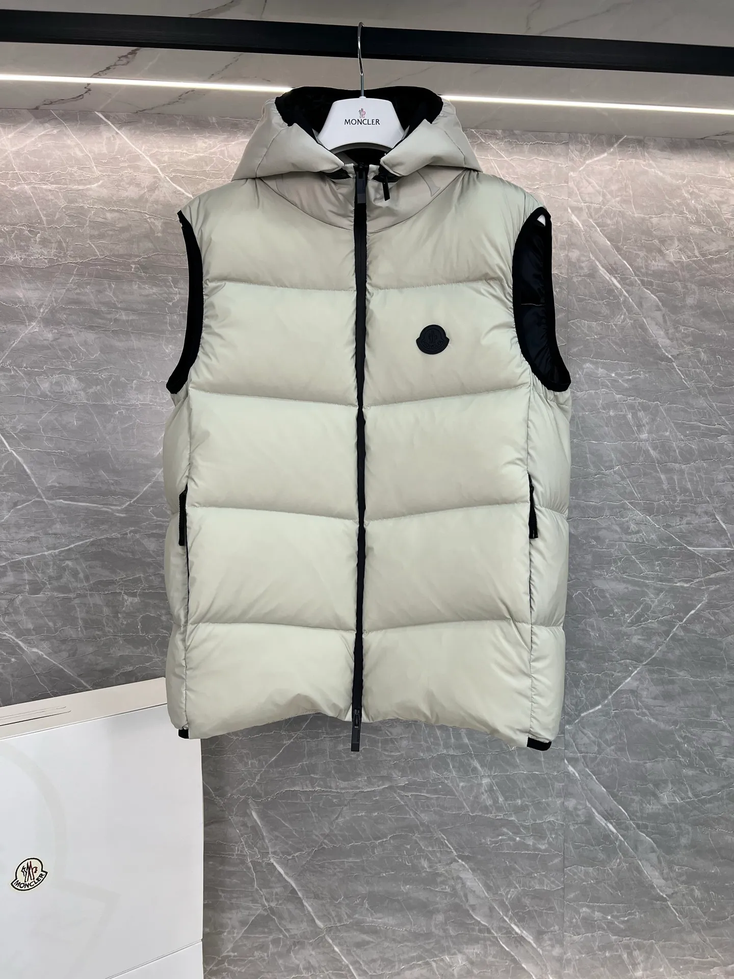 P700 Moncler Mouth Mouth 2025 Guersac Men's Model Can be made into couple's version Twill quilted hooded down vest with detachable hood You can use "genderless outfit" and "one outfit for multiple wear" as the starting point to emphasize that this vest can not only match formal and casual wear, but can also be worn as a couple's outfit. The unique diagonal quilting process + three-dimensional fluffy filling breaks the dullness of traditional down and easily enhances the layering of the look! The detachable hood design allows you to switch styles at will. Wearing a hood is a sporty and casual style, and removing the hood makes it neat and urban. A vest has two attitudes, and both men and women can wear it~ Recommended outfits for couples: the same style but different colors, a tacit sense of CP will directly fill you up! Color: black beige Size: 1-2-3-4-5