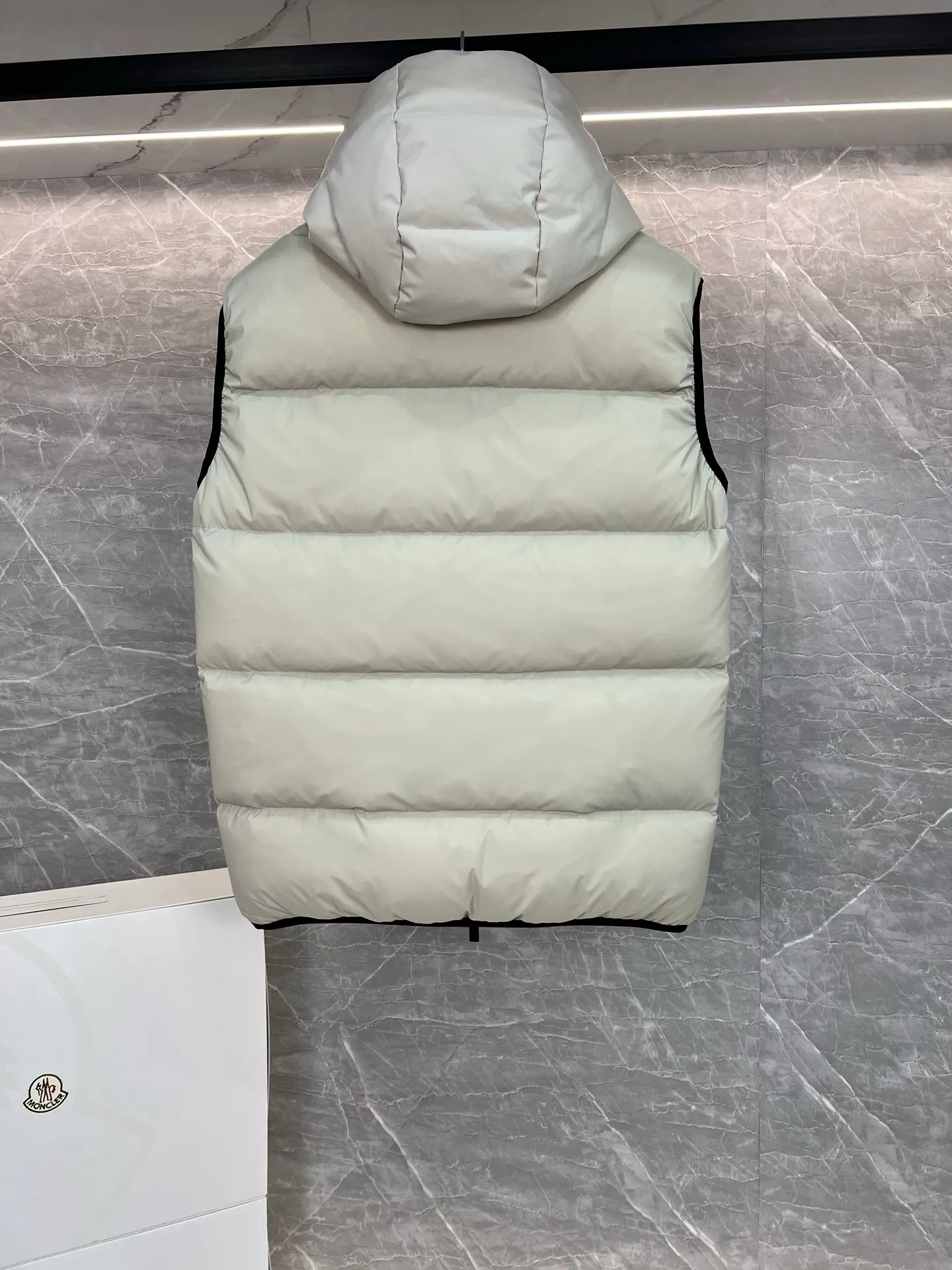 P700 Moncler Mouth Mouth 2025 Guersac Men's Model Can be made into couple's version Twill quilted hooded down vest with detachable hood You can use "genderless outfit" and "one outfit for multiple wear" as the starting point to emphasize that this vest can not only match formal and casual wear, but can also be worn as a couple's outfit. The unique diagonal quilting process + three-dimensional fluffy filling breaks the dullness of traditional down and easily enhances the layering of the look! The detachable hood design allows you to switch styles at will. Wearing a hood is a sporty and casual style, and removing the hood makes it neat and urban. A vest has two attitudes, and both men and women can wear it~ Recommended outfits for couples: the same style but different colors, a tacit sense of CP will directly fill you up! Color: black beige Size: 1-2-3-4-5