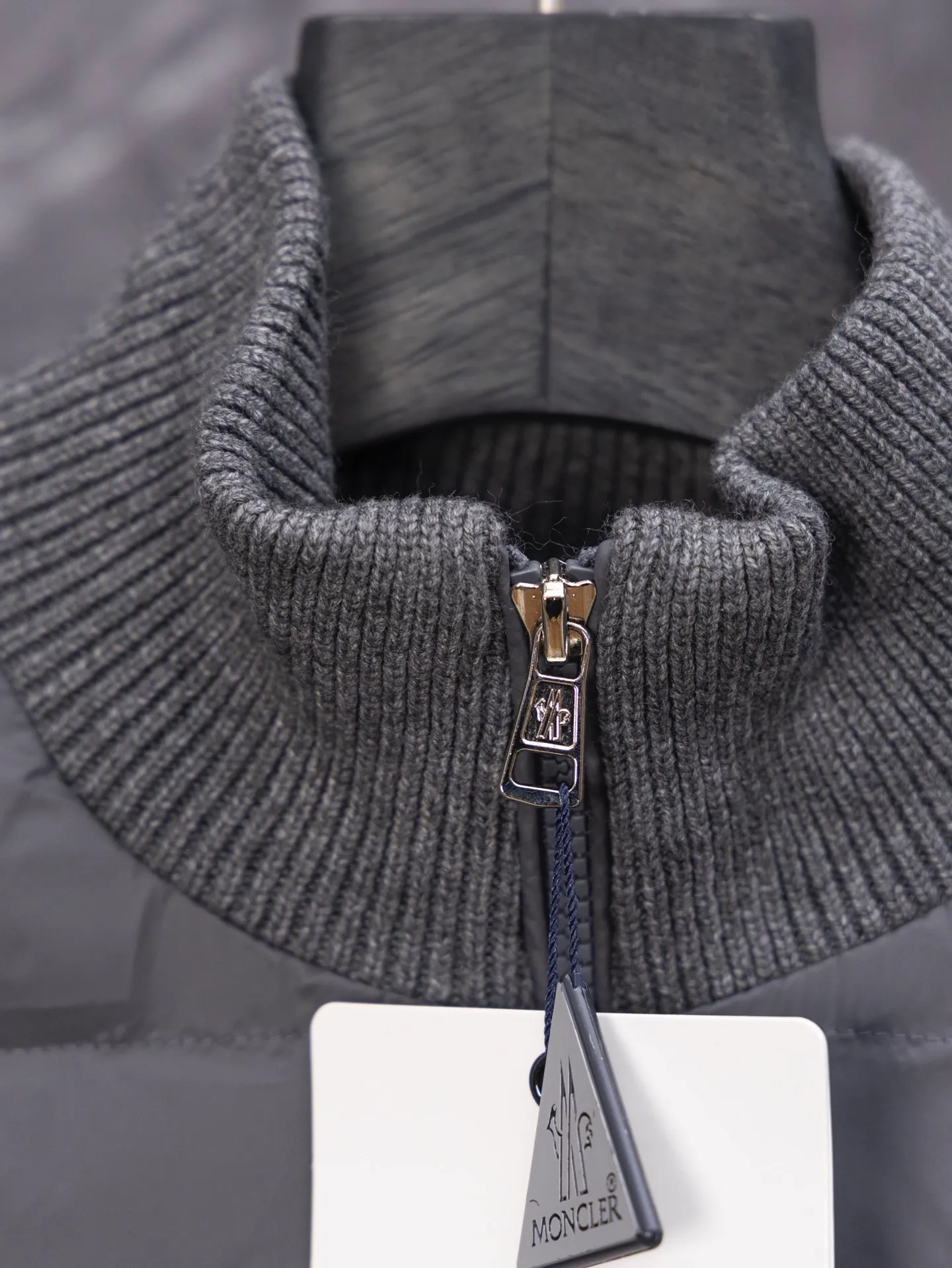 P430 MONCLER muffled armband knitted down jacket Made of 460g terry fabric with clear lines. Original order customization 1:1 with smooth and delicate lines. Better texture. Not easy to deform, not easy to shrink, not easy to fade. Maintains long-lasting beauty. Color Black Gray Size S-XL