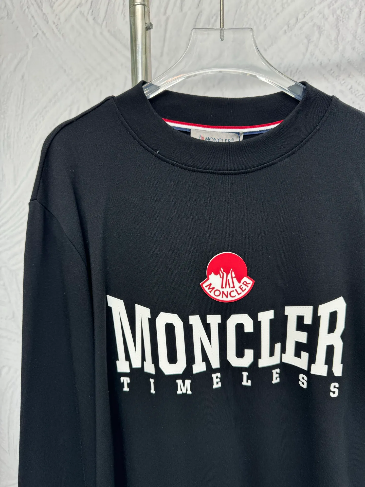 P310 Moncler high-neck plus velvet long-sleeved bottoming shirt for mouth. Soft fabric. Made of imported high-density double-sided stretch cotton fabric. Same style for men and women. Full details. Original pattern. Size: S M L XL 2XL. Color: black white.
