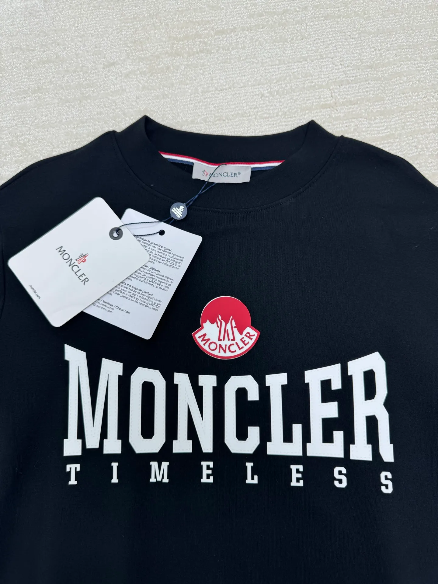 P310 Moncler high-neck plus velvet long-sleeved bottoming shirt for mouth. Soft fabric. Made of imported high-density double-sided stretch cotton fabric. Same style for men and women. Full details. Original pattern. Size: S M L XL 2XL. Color: black white.
