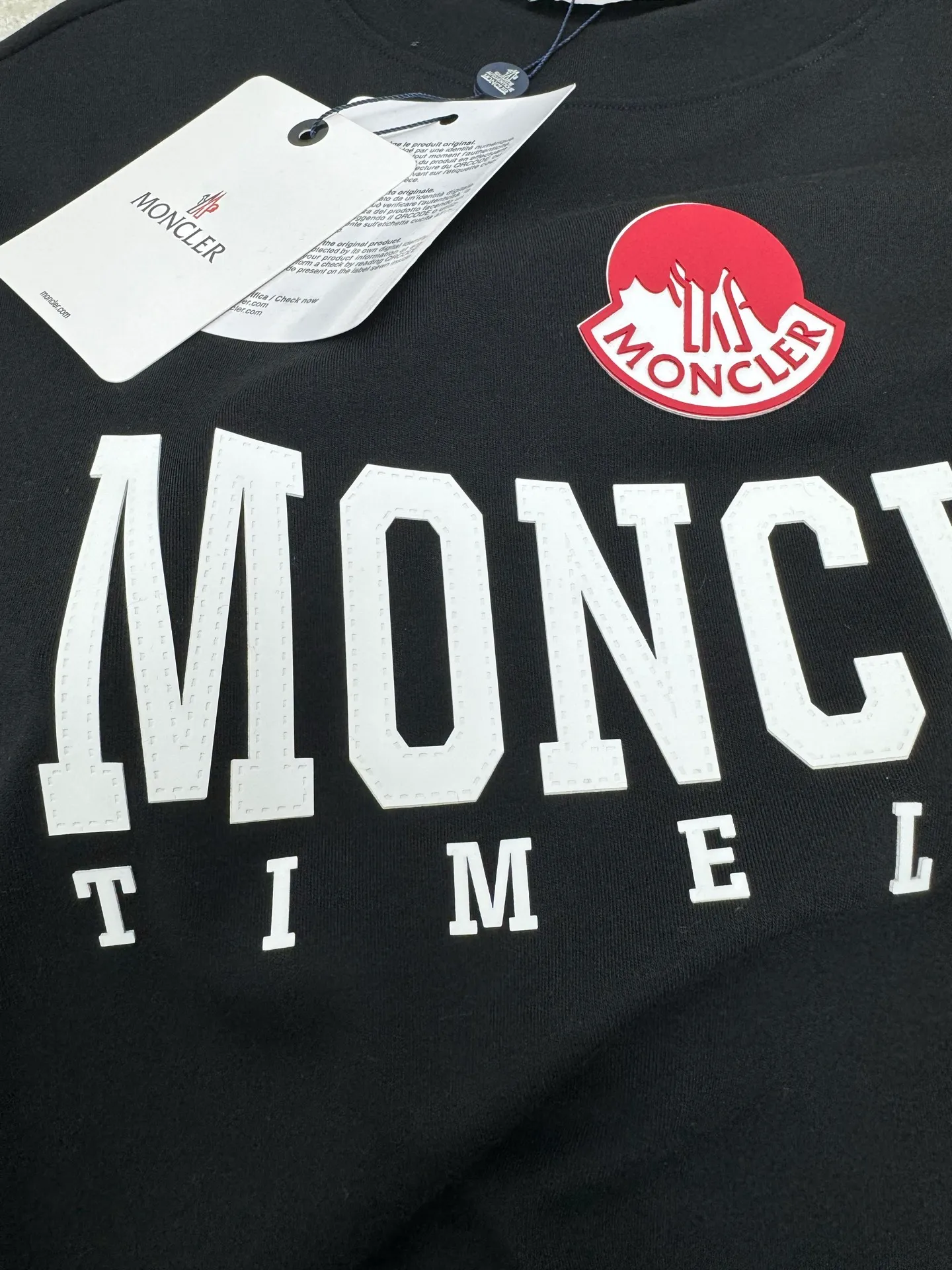 P310 Moncler high-neck plus velvet long-sleeved bottoming shirt for mouth. Soft fabric. Made of imported high-density double-sided stretch cotton fabric. Same style for men and women. Full details. Original pattern. Size: S M L XL 2XL. Color: black white.