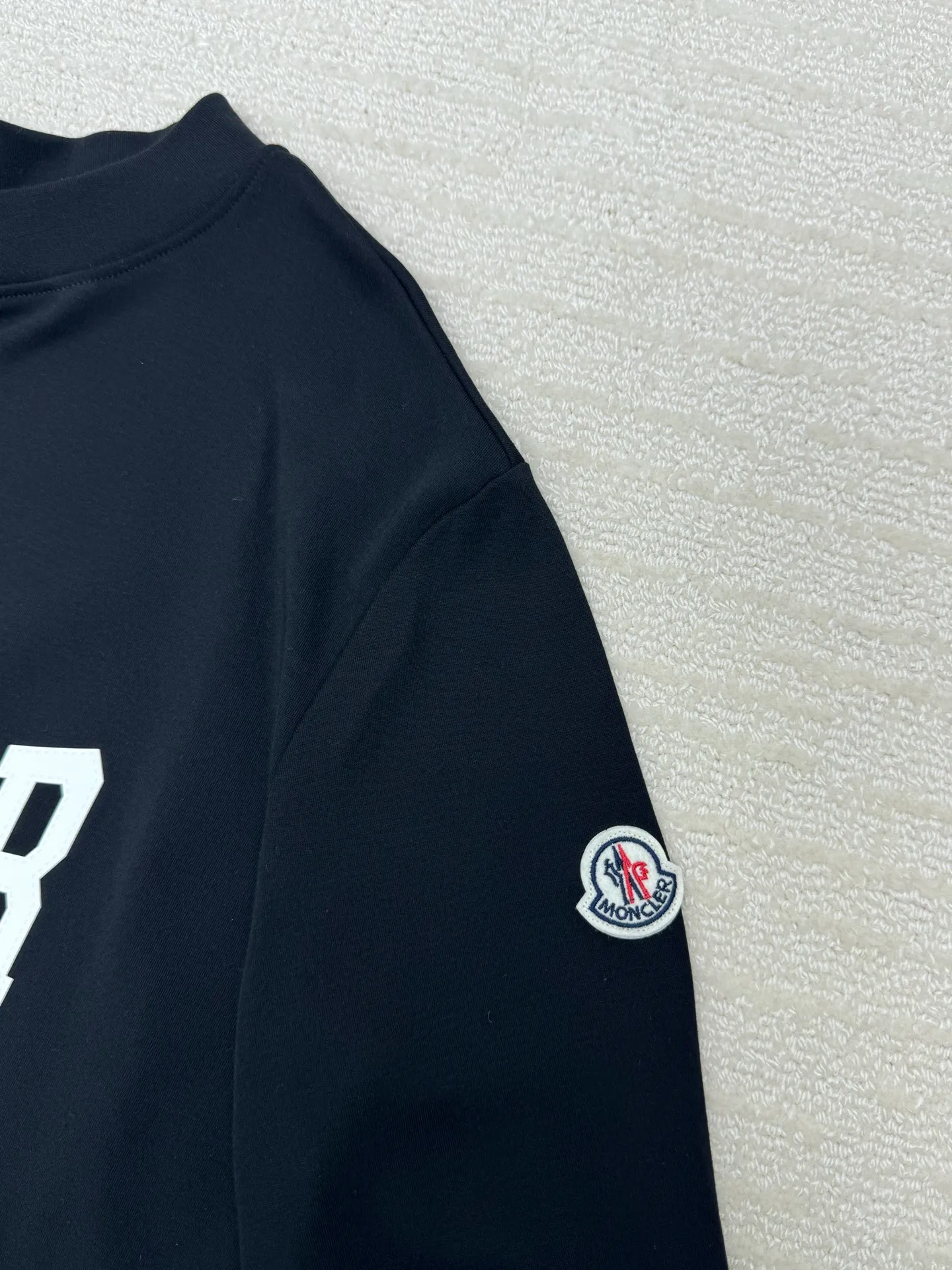 P310 Moncler high-neck plus velvet long-sleeved bottoming shirt for mouth. Soft fabric. Made of imported high-density double-sided stretch cotton fabric. Same style for men and women. Full details. Original pattern. Size: S M L XL 2XL. Color: black white.