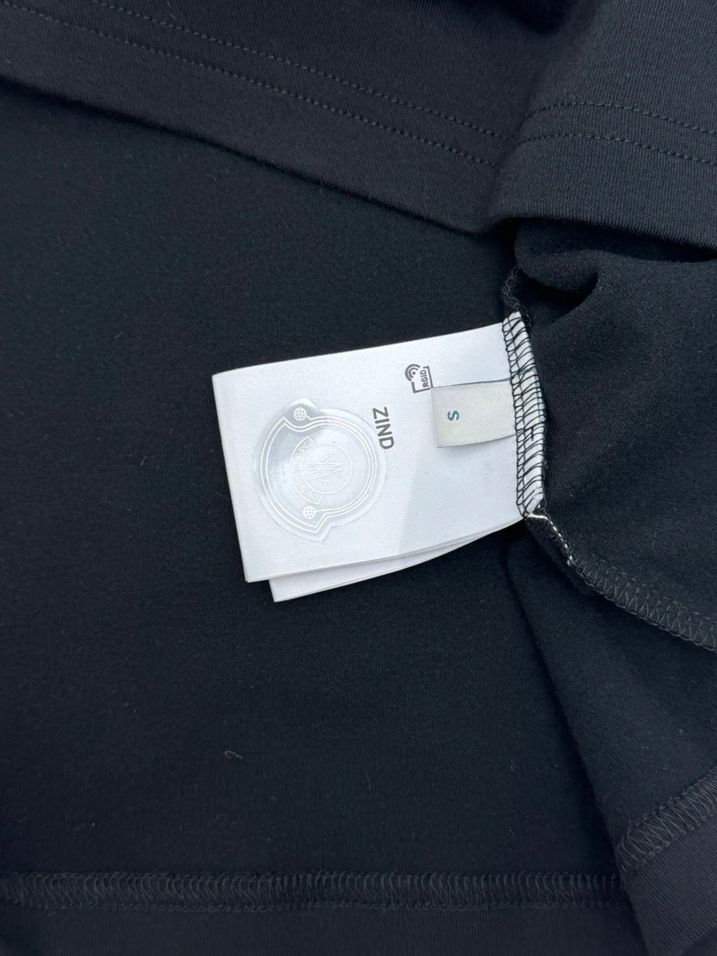 P310 Moncler high-neck plus velvet long-sleeved bottoming shirt for mouth. Soft fabric. Made of imported high-density double-sided stretch cotton fabric. Same style for men and women. Full details. Original pattern. Size: S M L XL 2XL. Color: black white.