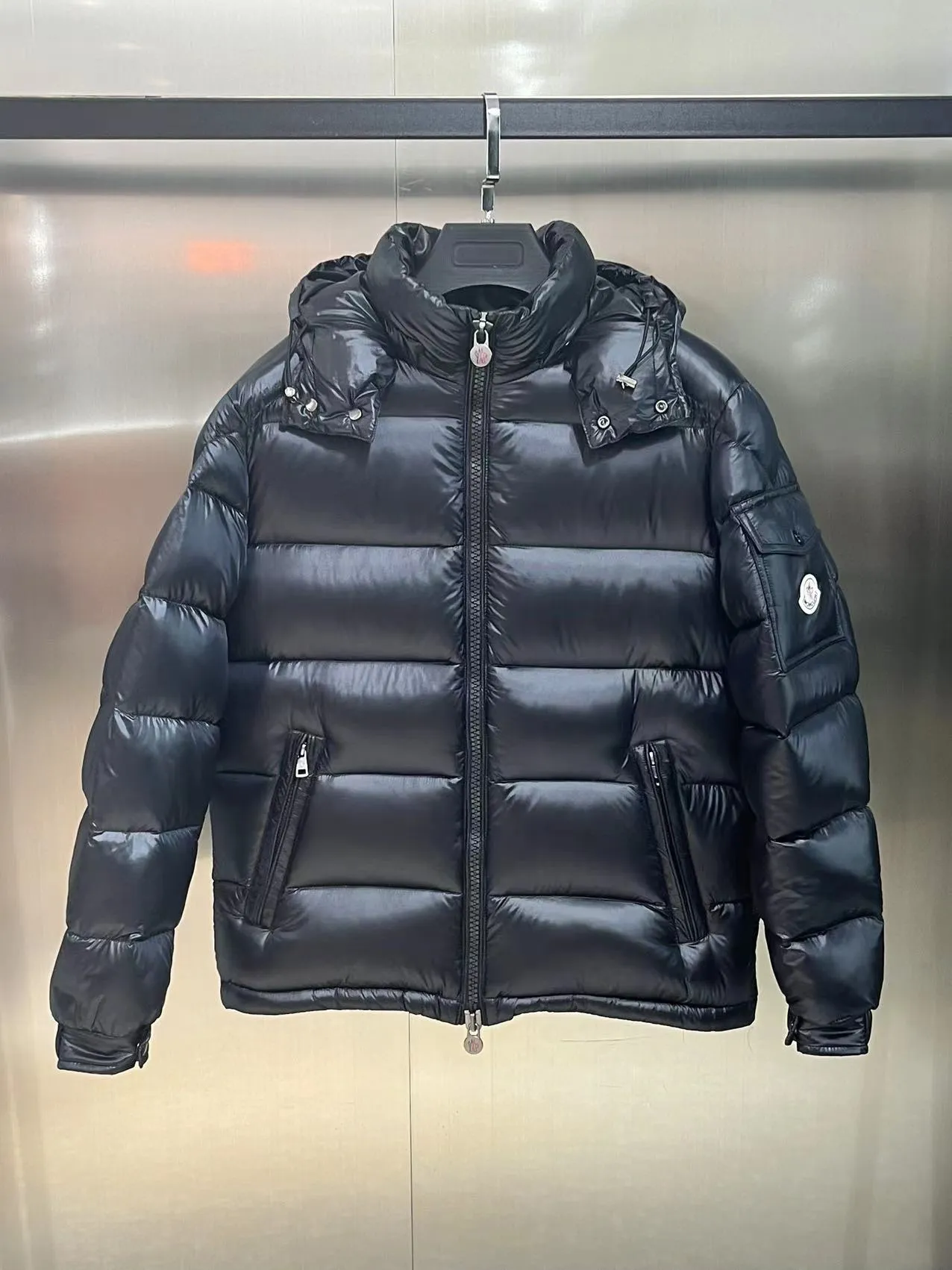 P680 Classic 𝙈𝙊𝙉𝘾𝙇𝙀* 𝙈𝙖𝙮a top original Monce* Montclair #MAYA Maya/Eason Chan same style/down jacket Description: Influenced by the iconic outerwear of the 1980s, the Maya jacket revisits looks from the Moncler archives with a modern twist and cutting-edge elements, the result of the brand's expertise in ski gear. Whether in terms of sport or style, this high-performance and positive-spirited jacket has all the elements a competitive athlete needs to claim the title.  Material process analysis: 1️⃣Original Nfc inductive anti-counterfeiting chip 2️⃣National standard 90% pure white goose down, exclusive use of top-grade down on the market, never false goose down and a series of misunderstandings 3️⃣Fabric: 100% nylon; Lining: 100% nylon, one of the best on the market, everything is customized according to the original version. 4⃣️The electroplated hardware produced by the original processing factory is all customized by the original factory, and is not a replica of various types on the market. 5⃣️Produced by a Mani factory, it has always been unambiguous in terms of quality. Everyone knows about the workmanship, QA and QC quality inspection of the workers when shipping from a large factory. It is not comparable to small factories in the market. Color: black, size: 1-6