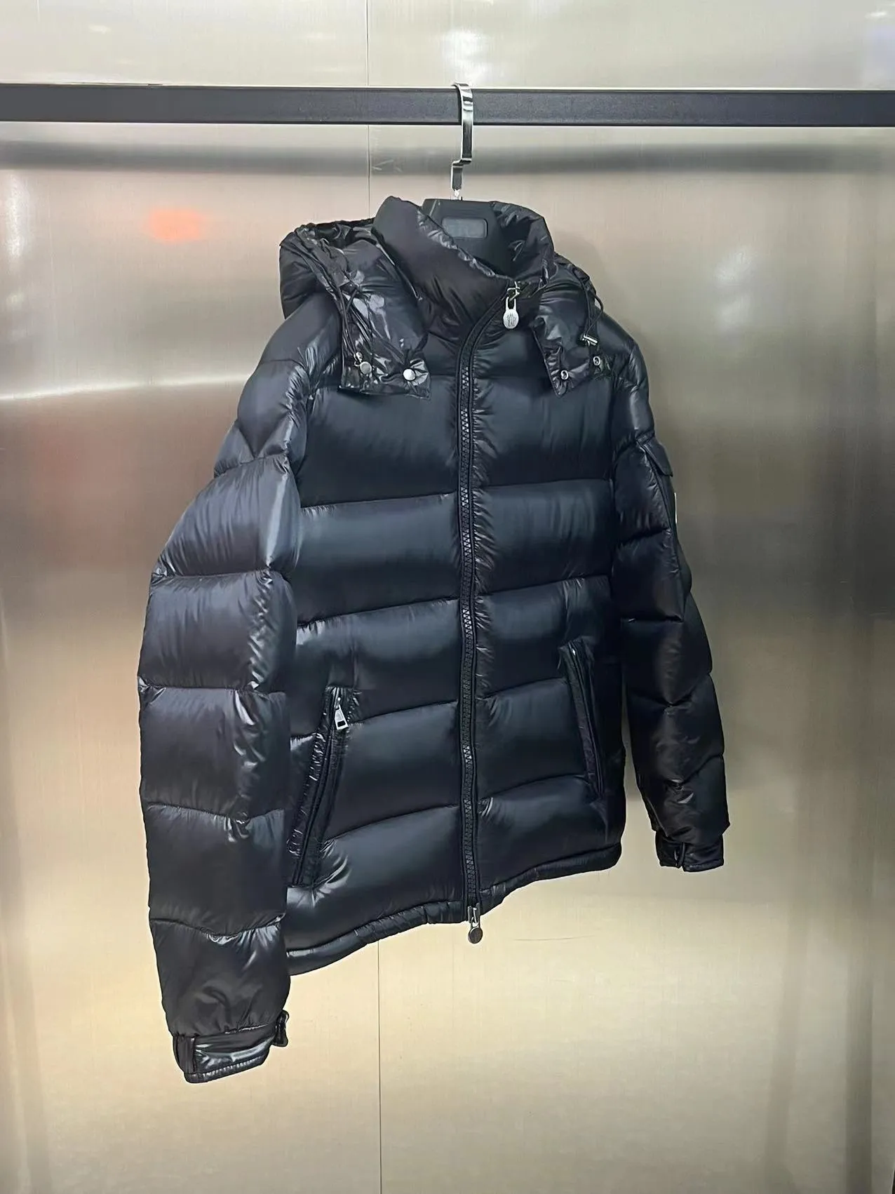 P680 Classic 𝙈𝙊𝙉𝘾𝙇𝙀* 𝙈𝙖𝙮a top original Monce* Montclair #MAYA Maya/Eason Chan same style/down jacket Description: Influenced by the iconic outerwear of the 1980s, the Maya jacket revisits looks from the Moncler archives with a modern twist and cutting-edge elements, the result of the brand's expertise in ski gear. Whether in terms of sport or style, this high-performance and positive-spirited jacket has all the elements a competitive athlete needs to claim the title.  Material process analysis: 1️⃣Original Nfc inductive anti-counterfeiting chip 2️⃣National standard 90% pure white goose down, exclusive use of top-grade down on the market, never false goose down and a series of misunderstandings 3️⃣Fabric: 100% nylon; Lining: 100% nylon, one of the best on the market, everything is customized according to the original version. 4⃣️The electroplated hardware produced by the original processing factory is all customized by the original factory, and is not a replica of various types on the market. 5⃣️Produced by a Mani factory, it has always been unambiguous in terms of quality. Everyone knows about the workmanship, QA and QC quality inspection of the workers when shipping from a large factory. It is not comparable to small factories in the market. Color: black, size: 1-6