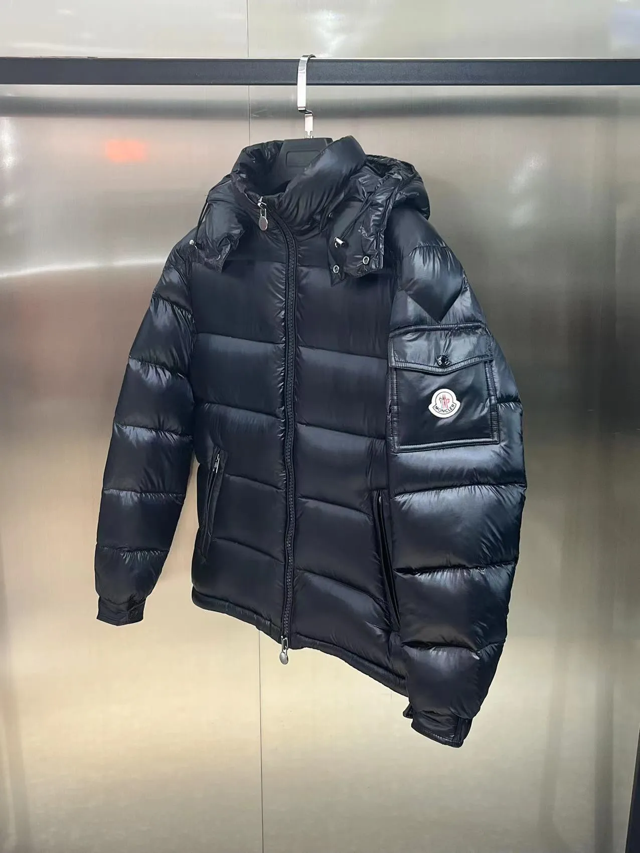 P680 Classic 𝙈𝙊𝙉𝘾𝙇𝙀* 𝙈𝙖𝙮a top original Monce* Montclair #MAYA Maya/Eason Chan same style/down jacket Description: Influenced by the iconic outerwear of the 1980s, the Maya jacket revisits looks from the Moncler archives with a modern twist and cutting-edge elements, the result of the brand's expertise in ski gear. Whether in terms of sport or style, this high-performance and positive-spirited jacket has all the elements a competitive athlete needs to claim the title.  Material process analysis: 1️⃣Original Nfc inductive anti-counterfeiting chip 2️⃣National standard 90% pure white goose down, exclusive use of top-grade down on the market, never false goose down and a series of misunderstandings 3️⃣Fabric: 100% nylon; Lining: 100% nylon, one of the best on the market, everything is customized according to the original version. 4⃣️The electroplated hardware produced by the original processing factory is all customized by the original factory, and is not a replica of various types on the market. 5⃣️Produced by a Mani factory, it has always been unambiguous in terms of quality. Everyone knows about the workmanship, QA and QC quality inspection of the workers when shipping from a large factory. It is not comparable to small factories in the market. Color: black, size: 1-6