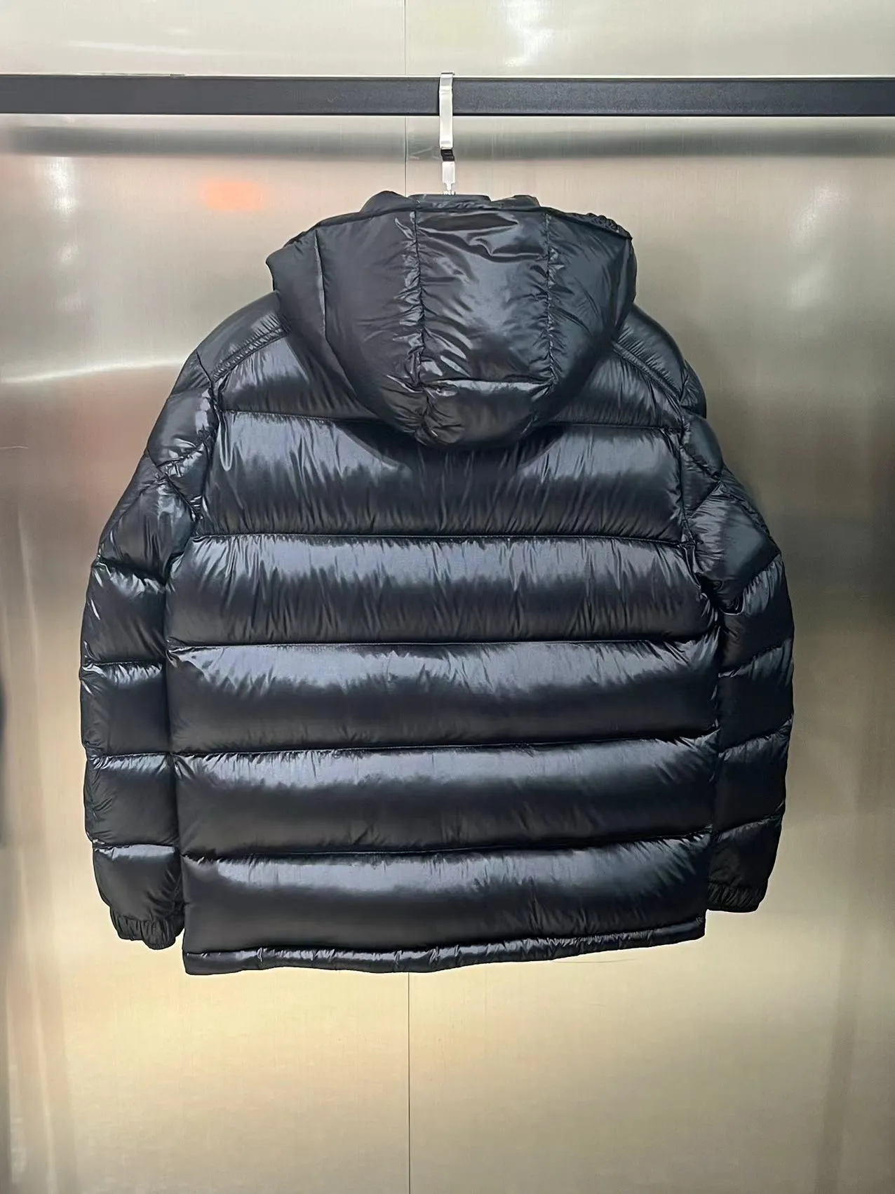 P680 Classic 𝙈𝙊𝙉𝘾𝙇𝙀* 𝙈𝙖𝙮a top original Monce* Montclair #MAYA Maya/Eason Chan same style/down jacket Description: Influenced by the iconic outerwear of the 1980s, the Maya jacket revisits looks from the Moncler archives with a modern twist and cutting-edge elements, the result of the brand's expertise in ski gear. Whether in terms of sport or style, this high-performance and positive-spirited jacket has all the elements a competitive athlete needs to claim the title.  Material process analysis: 1️⃣Original Nfc inductive anti-counterfeiting chip 2️⃣National standard 90% pure white goose down, exclusive use of top-grade down on the market, never false goose down and a series of misunderstandings 3️⃣Fabric: 100% nylon; Lining: 100% nylon, one of the best on the market, everything is customized according to the original version. 4⃣️The electroplated hardware produced by the original processing factory is all customized by the original factory, and is not a replica of various types on the market. 5⃣️Produced by a Mani factory, it has always been unambiguous in terms of quality. Everyone knows about the workmanship, QA and QC quality inspection of the workers when shipping from a large factory. It is not comparable to small factories in the market. Color: black, size: 1-6