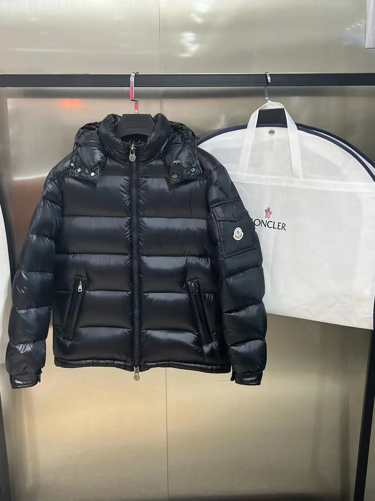 P680 Classic 𝙈𝙊𝙉𝘾𝙇𝙀* 𝙈𝙖𝙮a top original Monce* Montclair #MAYA Maya/Eason Chan same style/down jacket Description: Influenced by the iconic outerwear of the 1980s, the Maya jacket revisits looks from the Moncler archives with a modern twist and cutting-edge elements, the result of the brand's expertise in ski gear. Whether in terms of sport or style, this high-performance and positive-spirited jacket has all the elements a competitive athlete needs to claim the title.  Material process analysis: 1️⃣Original Nfc inductive anti-counterfeiting chip 2️⃣National standard 90% pure white goose down, exclusive use of top-grade down on the market, never false goose down and a series of misunderstandings 3️⃣Fabric: 100% nylon; Lining: 100% nylon, one of the best on the market, everything is customized according to the original version. 4⃣️The electroplated hardware produced by the original processing factory is all customized by the original factory, and is not a replica of various types on the market. 5⃣️Produced by a Mani factory, it has always been unambiguous in terms of quality. Everyone knows about the workmanship, QA and QC quality inspection of the workers when shipping from a large factory. It is not comparable to small factories in the market. Color: black, size: 1-6
