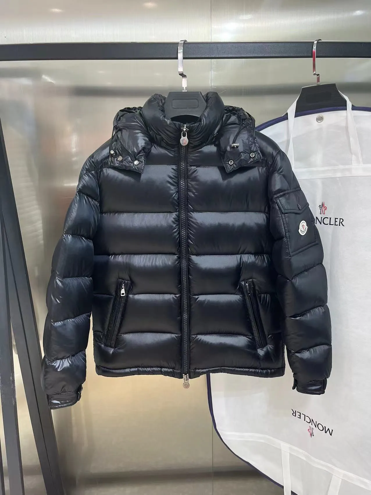 P680 Classic 𝙈𝙊𝙉𝘾𝙇𝙀* 𝙈𝙖𝙮a top original Monce* Montclair #MAYA Maya/Eason Chan same style/down jacket Description: Influenced by the iconic outerwear of the 1980s, the Maya jacket revisits looks from the Moncler archives with a modern twist and cutting-edge elements, the result of the brand's expertise in ski gear. Whether in terms of sport or style, this high-performance and positive-spirited jacket has all the elements a competitive athlete needs to claim the title.  Material process analysis: 1️⃣Original Nfc inductive anti-counterfeiting chip 2️⃣National standard 90% pure white goose down, exclusive use of top-grade down on the market, never false goose down and a series of misunderstandings 3️⃣Fabric: 100% nylon; Lining: 100% nylon, one of the best on the market, everything is customized according to the original version. 4⃣️The electroplated hardware produced by the original processing factory is all customized by the original factory, and is not a replica of various types on the market. 5⃣️Produced by a Mani factory, it has always been unambiguous in terms of quality. Everyone knows about the workmanship, QA and QC quality inspection of the workers when shipping from a large factory. It is not comparable to small factories in the market. Color: black, size: 1-6