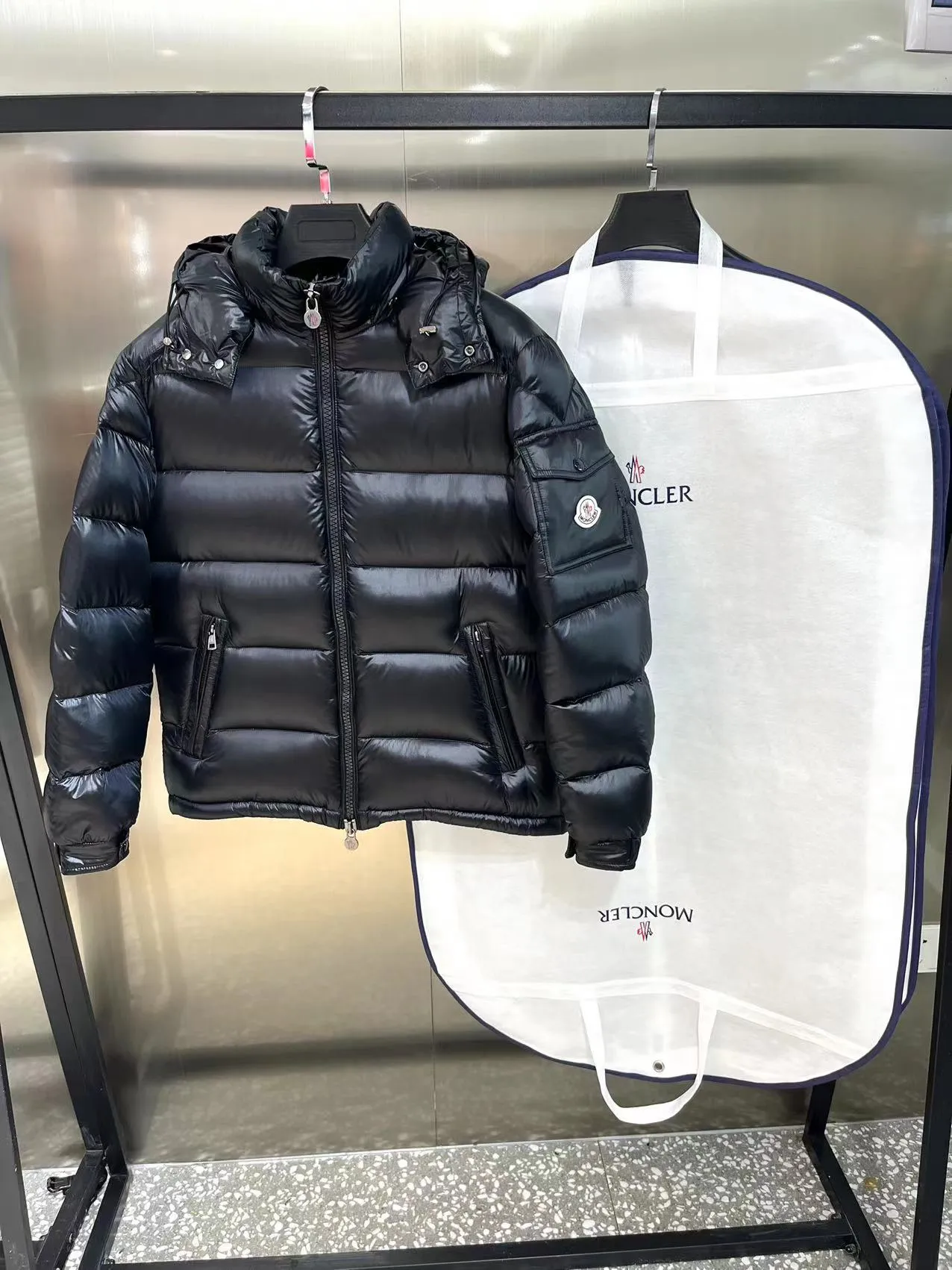 P680 Classic 𝙈𝙊𝙉𝘾𝙇𝙀* 𝙈𝙖𝙮a top original Monce* Montclair #MAYA Maya/Eason Chan same style/down jacket Description: Influenced by the iconic outerwear of the 1980s, the Maya jacket revisits looks from the Moncler archives with a modern twist and cutting-edge elements, the result of the brand's expertise in ski gear. Whether in terms of sport or style, this high-performance and positive-spirited jacket has all the elements a competitive athlete needs to claim the title.  Material process analysis: 1️⃣Original Nfc inductive anti-counterfeiting chip 2️⃣National standard 90% pure white goose down, exclusive use of top-grade down on the market, never false goose down and a series of misunderstandings 3️⃣Fabric: 100% nylon; Lining: 100% nylon, one of the best on the market, everything is customized according to the original version. 4⃣️The electroplated hardware produced by the original processing factory is all customized by the original factory, and is not a replica of various types on the market. 5⃣️Produced by a Mani factory, it has always been unambiguous in terms of quality. Everyone knows about the workmanship, QA and QC quality inspection of the workers when shipping from a large factory. It is not comparable to small factories in the market. Color: black, size: 1-6