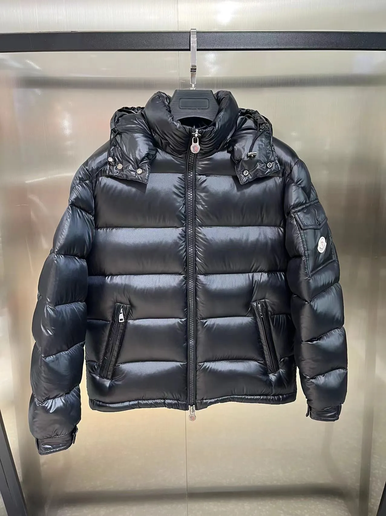P680 Classic 𝙈𝙊𝙉𝘾𝙇𝙀* 𝙈𝙖𝙮a top original Monce* Montclair #MAYA Maya/Eason Chan same style/down jacket Description: Influenced by the iconic outerwear of the 1980s, the Maya jacket revisits looks from the Moncler archives with a modern twist and cutting-edge elements, the result of the brand's expertise in ski gear. Whether in terms of sport or style, this high-performance and positive-spirited jacket has all the elements a competitive athlete needs to claim the title.  Material process analysis: 1️⃣Original Nfc inductive anti-counterfeiting chip 2️⃣National standard 90% pure white goose down, exclusive use of top-grade down on the market, never false goose down and a series of misunderstandings 3️⃣Fabric: 100% nylon; Lining: 100% nylon, one of the best on the market, everything is customized according to the original version. 4⃣️The electroplated hardware produced by the original processing factory is all customized by the original factory, and is not a replica of various types on the market. 5⃣️Produced by a Mani factory, it has always been unambiguous in terms of quality. Everyone knows about the workmanship, QA and QC quality inspection of the workers when shipping from a large factory. It is not comparable to small factories in the market. Color: black, size: 1-6