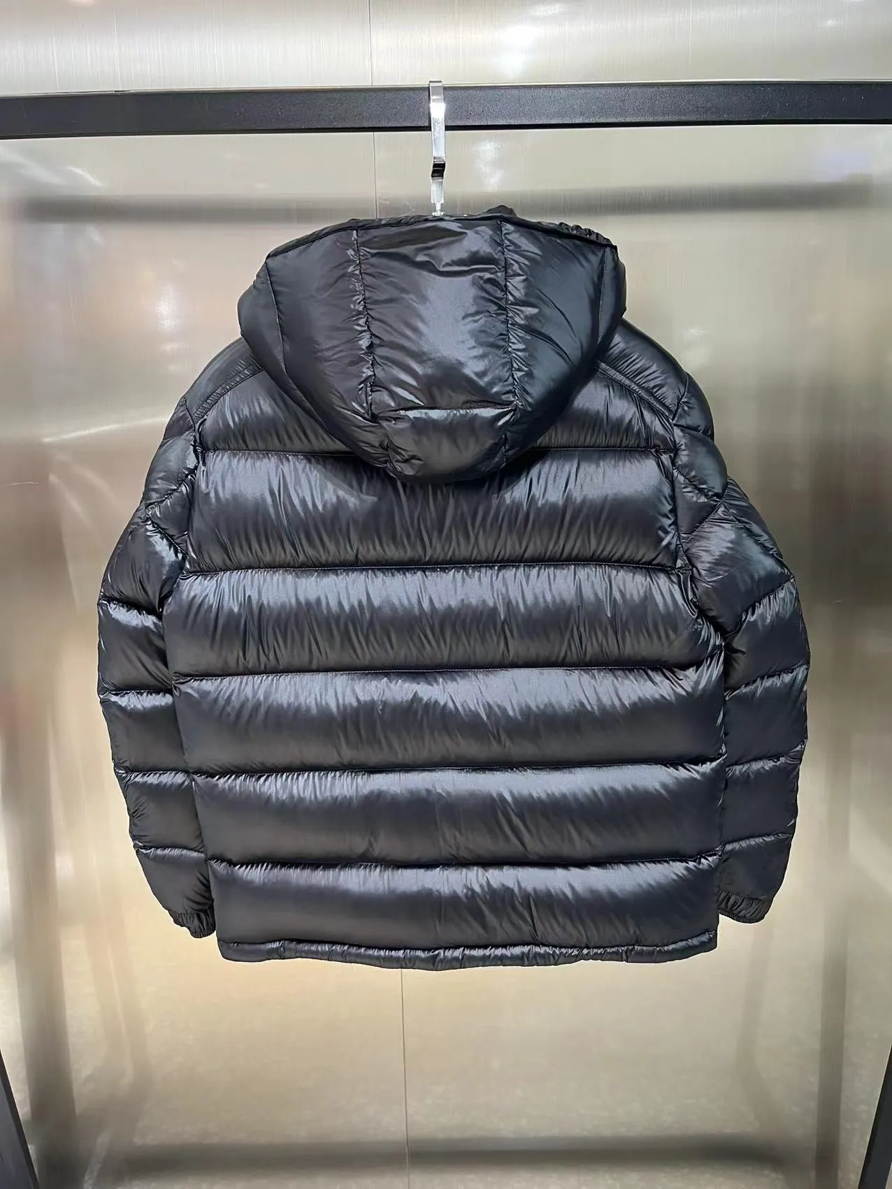 P680 Classic 𝙈𝙊𝙉𝘾𝙇𝙀* 𝙈𝙖𝙮a top original Monce* Montclair #MAYA Maya/Eason Chan same style/down jacket Description: Influenced by the iconic outerwear of the 1980s, the Maya jacket revisits looks from the Moncler archives with a modern twist and cutting-edge elements, the result of the brand's expertise in ski gear. Whether in terms of sport or style, this high-performance and positive-spirited jacket has all the elements a competitive athlete needs to claim the title.  Material process analysis: 1️⃣Original Nfc inductive anti-counterfeiting chip 2️⃣National standard 90% pure white goose down, exclusive use of top-grade down on the market, never false goose down and a series of misunderstandings 3️⃣Fabric: 100% nylon; Lining: 100% nylon, one of the best on the market, everything is customized according to the original version. 4⃣️The electroplated hardware produced by the original processing factory is all customized by the original factory, and is not a replica of various types on the market. 5⃣️Produced by a Mani factory, it has always been unambiguous in terms of quality. Everyone knows about the workmanship, QA and QC quality inspection of the workers when shipping from a large factory. It is not comparable to small factories in the market. Color: black, size: 1-6