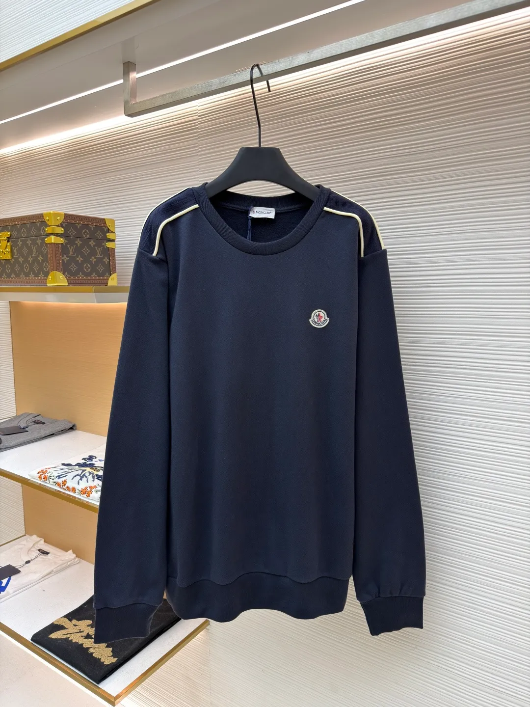 P390 Moncler round neck logo cotton long-sleeved sweatshirt ●Original version: Purchased and developed for 5400 ●Item number: 1681692-A65 ●Fabric: 100% cotton fabric ●Technology: fabric fermentation washing ●Color: navy blue ●Version: fitted version ●Weight: about 590 grams ●Size: S-M-L-XL ●Description: This dark blue round-neck sweatshirt is made of high-density cotton blended fabric, which is soft to the touch and has good breathability and resilience. The neckline adopts double-needle sewing technology, which is smooth and firm and effectively prevents deformation. Three-dimensional tailoring and reinforced stitching are used at the connections between the shoulders and sleeves to enhance the overall structural stability. The cuffs and hem are ribbed, which not only maintains a comfortable fit, but also effectively prevents wind and warmth. The brand badge on the chest uses exquisite embroidery technology, with full colors and delicate lines, highlighting the brand quality. Garments are pre-shrunk to ensure dimension stability. The overall workmanship is fine, and each process reflects strict control of details, making this sweatshirt suitable for daily casual wear and showing high-quality craftsmanship. The overall wiring is straight and delicate, the fabric is comfortable and soft, and the color is consistent without color difference. It can be matched with the same style to create a fashionable look and control various occasions. Customized accessories, complete with three standards, same style for men and women!