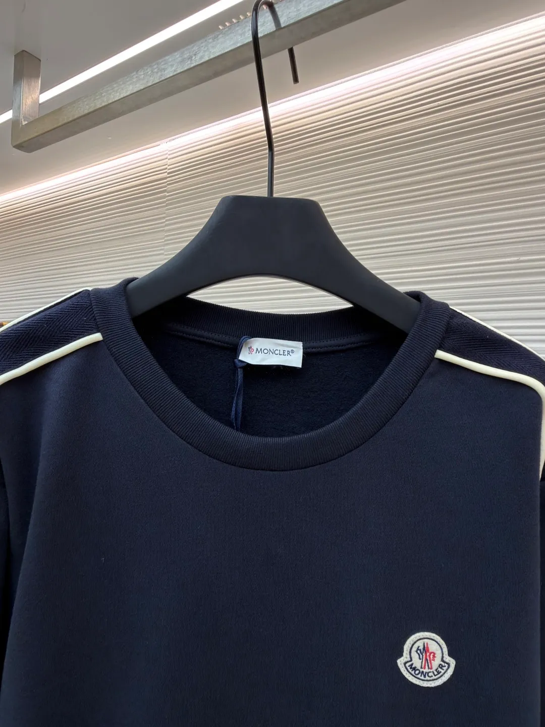 P390 Moncler round neck logo cotton long-sleeved sweatshirt ●Original version: Purchased and developed for 5400 ●Item number: 1681692-A65 ●Fabric: 100% cotton fabric ●Technology: fabric fermentation washing ●Color: navy blue ●Version: fitted version ●Weight: about 590 grams ●Size: S-M-L-XL ●Description: This dark blue round-neck sweatshirt is made of high-density cotton blended fabric, which is soft to the touch and has good breathability and resilience. The neckline adopts double-needle sewing technology, which is smooth and firm and effectively prevents deformation. Three-dimensional tailoring and reinforced stitching are used at the connections between the shoulders and sleeves to enhance the overall structural stability. The cuffs and hem are ribbed, which not only maintains a comfortable fit, but also effectively prevents wind and warmth. The brand badge on the chest uses exquisite embroidery technology, with full colors and delicate lines, highlighting the brand quality. Garments are pre-shrunk to ensure dimension stability. The overall workmanship is fine, and each process reflects strict control of details, making this sweatshirt suitable for daily casual wear and showing high-quality craftsmanship. The overall wiring is straight and delicate, the fabric is comfortable and soft, and the color is consistent without color difference. It can be matched with the same style to create a fashionable look and control various occasions. Customized accessories, complete with three standards, same style for men and women!