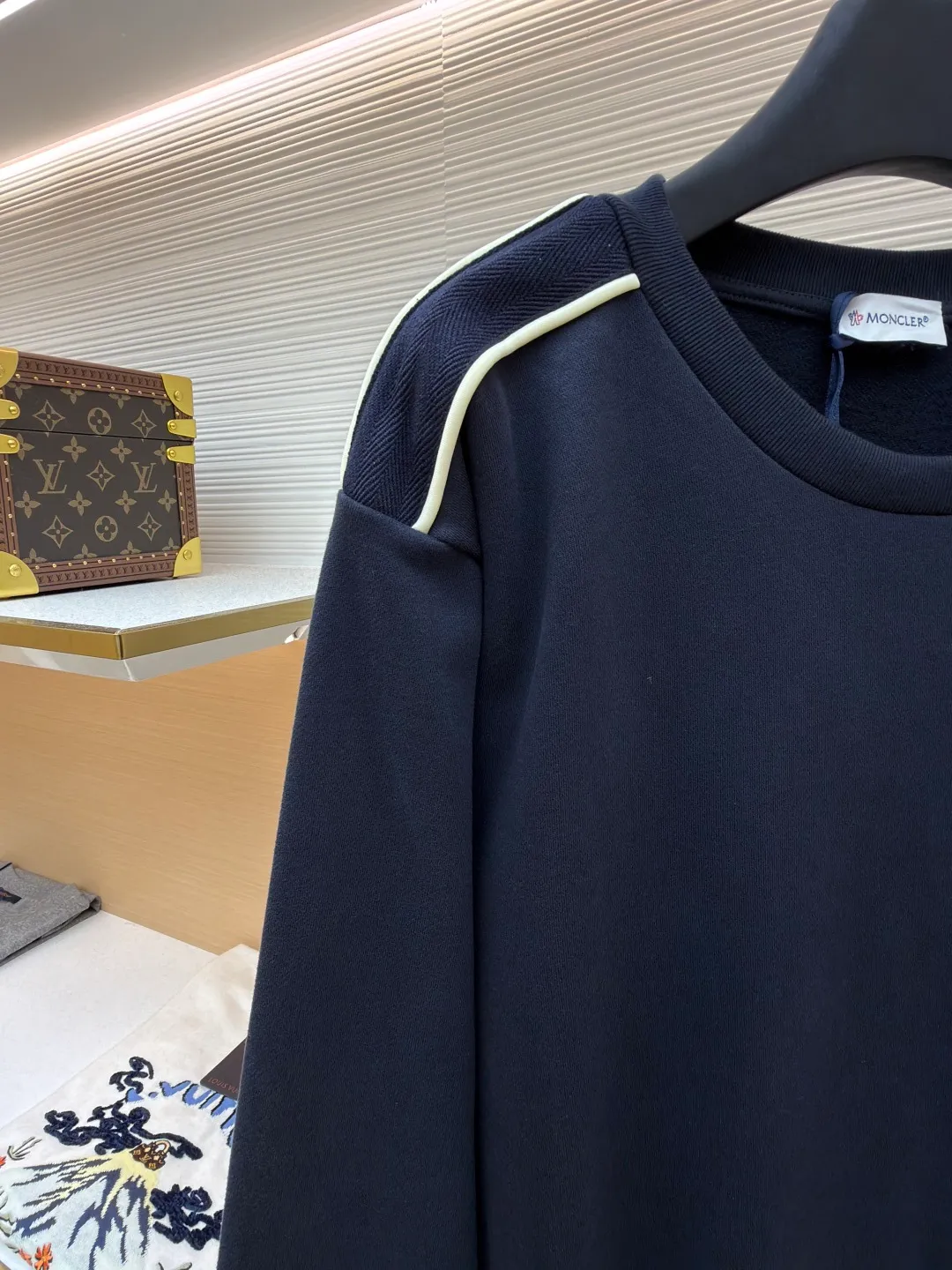 P390 Moncler round neck logo cotton long-sleeved sweatshirt ●Original version: Purchased and developed for 5400 ●Item number: 1681692-A65 ●Fabric: 100% cotton fabric ●Technology: fabric fermentation washing ●Color: navy blue ●Version: fitted version ●Weight: about 590 grams ●Size: S-M-L-XL ●Description: This dark blue round-neck sweatshirt is made of high-density cotton blended fabric, which is soft to the touch and has good breathability and resilience. The neckline adopts double-needle sewing technology, which is smooth and firm and effectively prevents deformation. Three-dimensional tailoring and reinforced stitching are used at the connections between the shoulders and sleeves to enhance the overall structural stability. The cuffs and hem are ribbed, which not only maintains a comfortable fit, but also effectively prevents wind and warmth. The brand badge on the chest uses exquisite embroidery technology, with full colors and delicate lines, highlighting the brand quality. Garments are pre-shrunk to ensure dimension stability. The overall workmanship is fine, and each process reflects strict control of details, making this sweatshirt suitable for daily casual wear and showing high-quality craftsmanship. The overall wiring is straight and delicate, the fabric is comfortable and soft, and the color is consistent without color difference. It can be matched with the same style to create a fashionable look and control various occasions. Customized accessories, complete with three standards, same style for men and women!