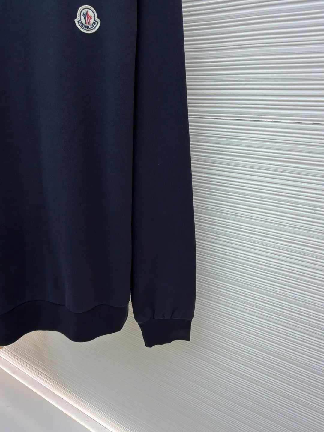 P390 Moncler round neck logo cotton long-sleeved sweatshirt ●Original version: Purchased and developed for 5400 ●Item number: 1681692-A65 ●Fabric: 100% cotton fabric ●Technology: fabric fermentation washing ●Color: navy blue ●Version: fitted version ●Weight: about 590 grams ●Size: S-M-L-XL ●Description: This dark blue round-neck sweatshirt is made of high-density cotton blended fabric, which is soft to the touch and has good breathability and resilience. The neckline adopts double-needle sewing technology, which is smooth and firm and effectively prevents deformation. Three-dimensional tailoring and reinforced stitching are used at the connections between the shoulders and sleeves to enhance the overall structural stability. The cuffs and hem are ribbed, which not only maintains a comfortable fit, but also effectively prevents wind and warmth. The brand badge on the chest uses exquisite embroidery technology, with full colors and delicate lines, highlighting the brand quality. Garments are pre-shrunk to ensure dimension stability. The overall workmanship is fine, and each process reflects strict control of details, making this sweatshirt suitable for daily casual wear and showing high-quality craftsmanship. The overall wiring is straight and delicate, the fabric is comfortable and soft, and the color is consistent without color difference. It can be matched with the same style to create a fashionable look and control various occasions. Customized accessories, complete with three standards, same style for men and women!