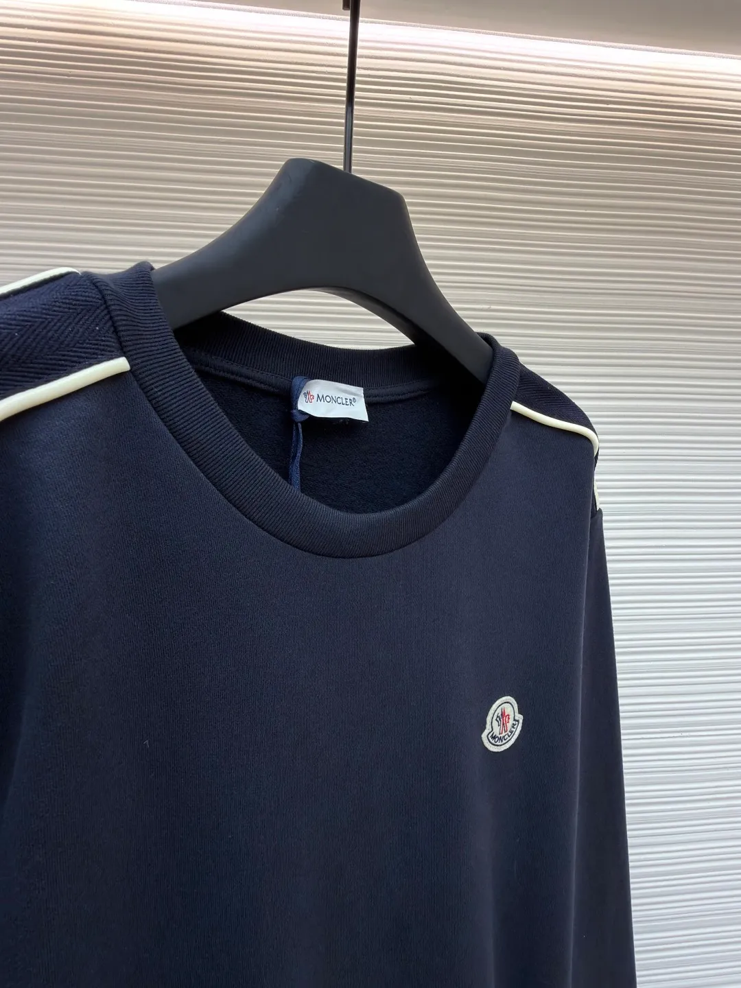 P390 Moncler round neck logo cotton long-sleeved sweatshirt ●Original version: Purchased and developed for 5400 ●Item number: 1681692-A65 ●Fabric: 100% cotton fabric ●Technology: fabric fermentation washing ●Color: navy blue ●Version: fitted version ●Weight: about 590 grams ●Size: S-M-L-XL ●Description: This dark blue round-neck sweatshirt is made of high-density cotton blended fabric, which is soft to the touch and has good breathability and resilience. The neckline adopts double-needle sewing technology, which is smooth and firm and effectively prevents deformation. Three-dimensional tailoring and reinforced stitching are used at the connections between the shoulders and sleeves to enhance the overall structural stability. The cuffs and hem are ribbed, which not only maintains a comfortable fit, but also effectively prevents wind and warmth. The brand badge on the chest uses exquisite embroidery technology, with full colors and delicate lines, highlighting the brand quality. Garments are pre-shrunk to ensure dimension stability. The overall workmanship is fine, and each process reflects strict control of details, making this sweatshirt suitable for daily casual wear and showing high-quality craftsmanship. The overall wiring is straight and delicate, the fabric is comfortable and soft, and the color is consistent without color difference. It can be matched with the same style to create a fashionable look and control various occasions. Customized accessories, complete with three standards, same style for men and women!