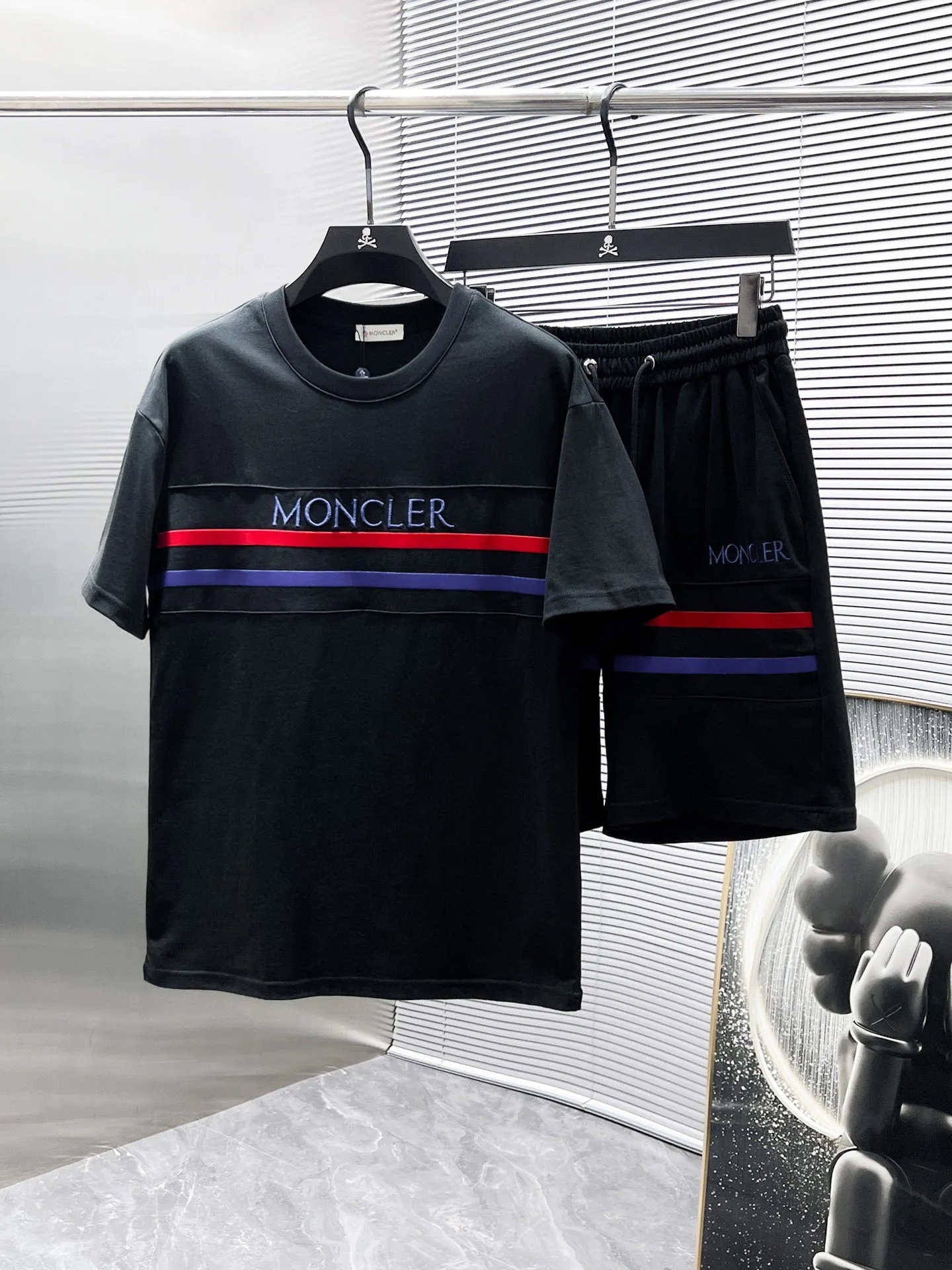P560 Brand [MONCLER Mouth Covered] 2025 round neck short-sleeved shorts suit. The pure cotton fabric upper body will not be stuffy, the smooth and comfortable skin-friendly effect is more breathable, the fabric has its own texture, classic logo technology, a new interpretation from a unique angle, the first choice for fashion and versatility! Size: M-3XL (maximum wear: 190 pounds)