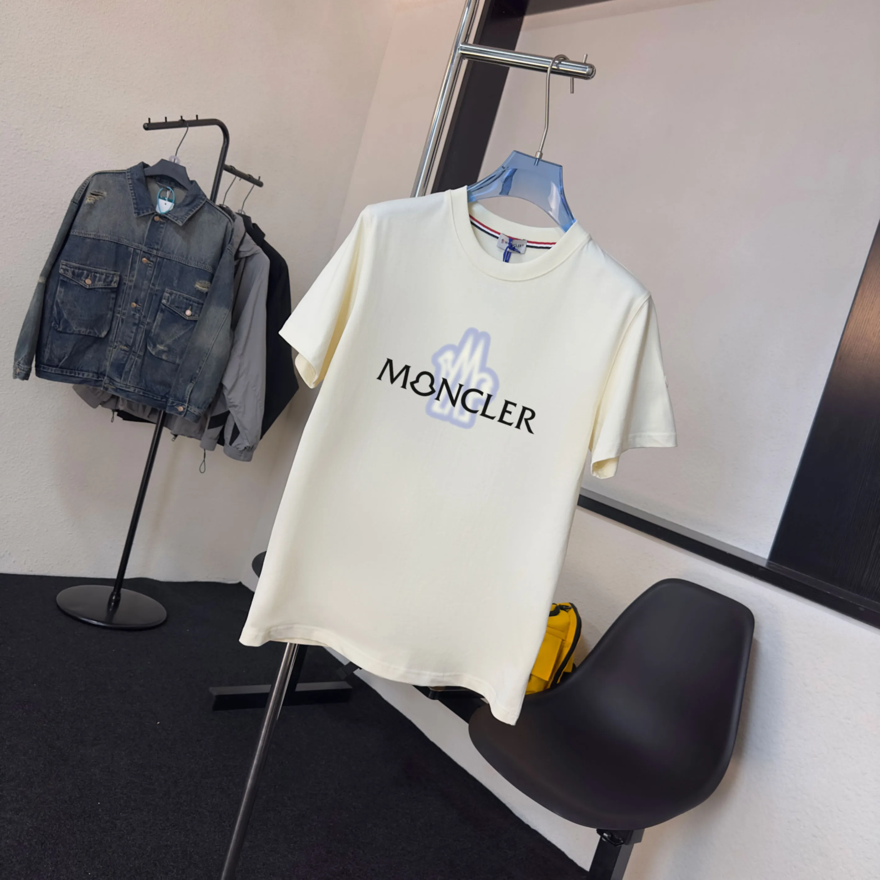 P140 Upgraded version "Mobile phone smart sensor ~ NFC chip armband ~ Direct access to the official website for anti-counterfeiting" "Moncler ~ Mouth Mouth" 2025 new high-quality round neck short-sleeved T-shirt. The cuffs have imported embroidered labels. Customized dyeing, very comfortable to touch. Super versatile and good-looking short-sleeved. Complete with three labels. Non-market ordinary version. Feel free to compare. Quality is absolutely guaranteed! ‼ First of all, this original fabric is all custom-woven with 32-count double yarn fabric, 250G, and the weight is the same‼ Fine workmanship, double waistcoat method, double waistcoat method, double waistcoat method makes the whole dress more three-dimensional, which is not a craft that ordinary T-shirts can achieve🤪 Size: S-M-L-XL-2XL Color: black, white, apricot, same style for men and women