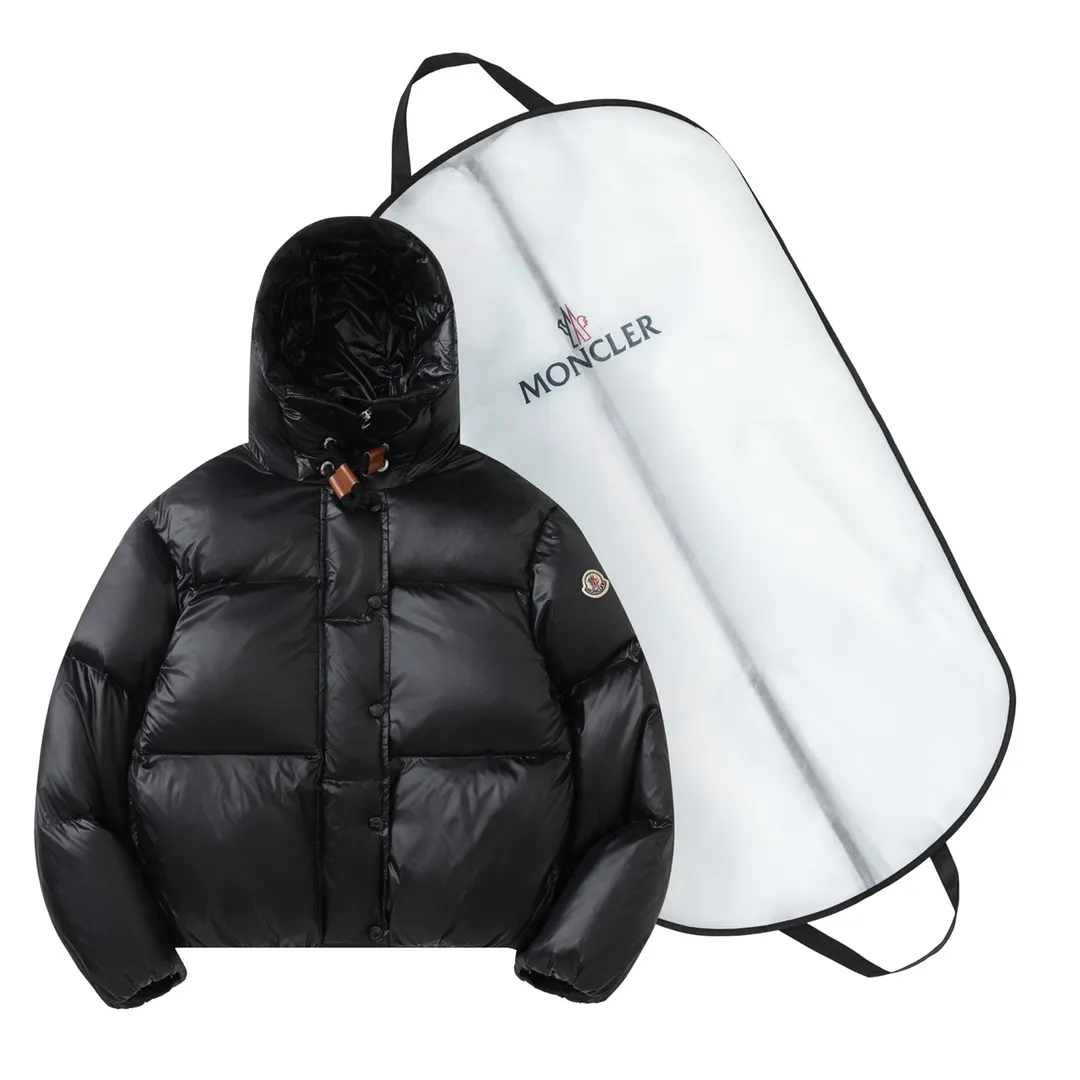 P920 with dust bag) Moncler/muzzle 24ss short bread hooded down jacket, the latest style, lightweight longue saison nylon down jacket, dist certified, quilted design, dropped shoulder design, drawstring hood, sleeves with invisible snap buttons that can be worn as a cloak. Filled with 90 national standard goose down, complete with three standards, the upper body effect is super good-looking. Color: black camel Size: 0/1/2