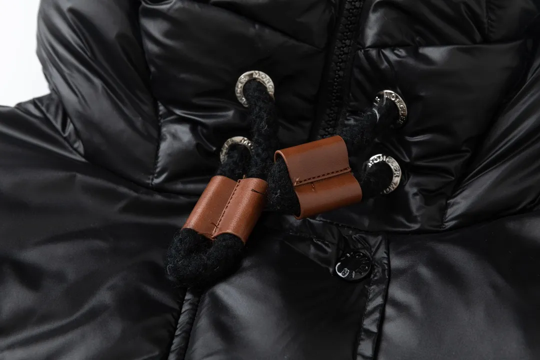 P920 with dust bag) Moncler/muzzle 24ss short bread hooded down jacket, the latest style, lightweight longue saison nylon down jacket, dist certified, quilted design, dropped shoulder design, drawstring hood, sleeves with invisible snap buttons that can be worn as a cloak. Filled with 90 national standard goose down, complete with three standards, the upper body effect is super good-looking. Color: black camel Size: 0/1/2