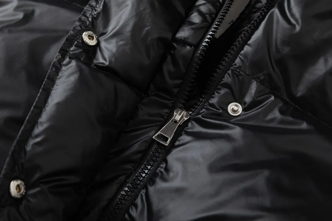P920 with dust bag) Moncler/muzzle 24ss short bread hooded down jacket, the latest style, lightweight longue saison nylon down jacket, dist certified, quilted design, dropped shoulder design, drawstring hood, sleeves with invisible snap buttons that can be worn as a cloak. Filled with 90 national standard goose down, complete with three standards, the upper body effect is super good-looking. Color: black camel Size: 0/1/2