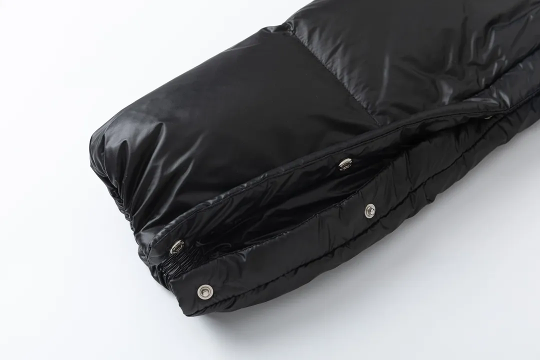 P920 with dust bag) Moncler/muzzle 24ss short bread hooded down jacket, the latest style, lightweight longue saison nylon down jacket, dist certified, quilted design, dropped shoulder design, drawstring hood, sleeves with invisible snap buttons that can be worn as a cloak. Filled with 90 national standard goose down, complete with three standards, the upper body effect is super good-looking. Color: black camel Size: 0/1/2
