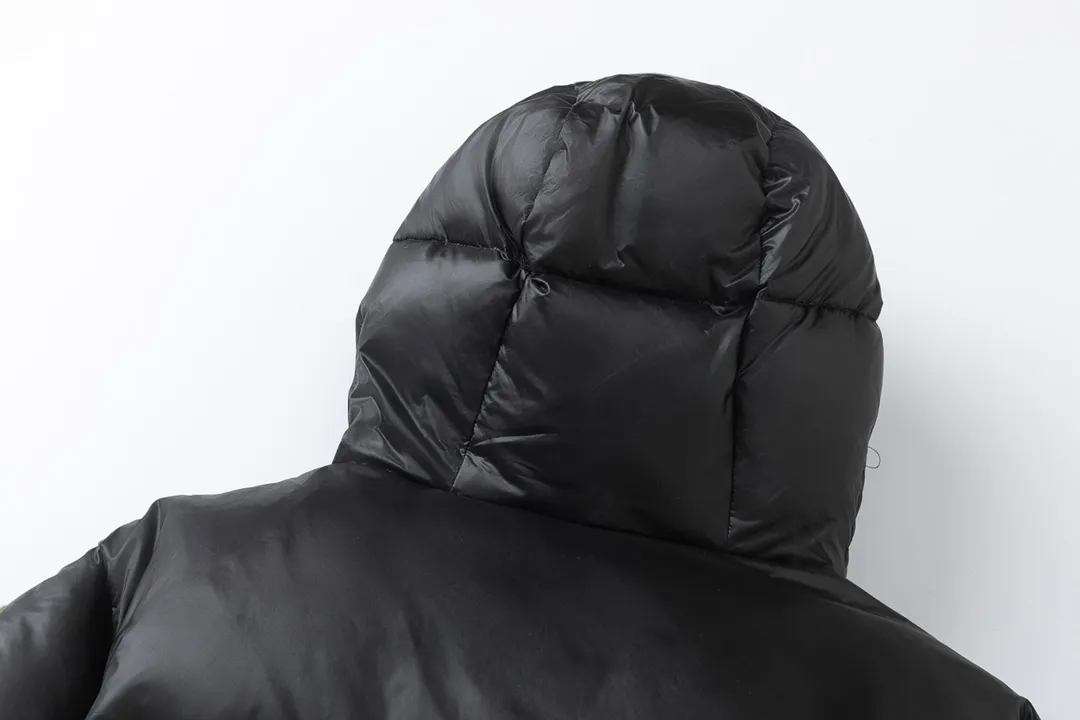 P920 with dust bag) Moncler/muzzle 24ss short bread hooded down jacket, the latest style, lightweight longue saison nylon down jacket, dist certified, quilted design, dropped shoulder design, drawstring hood, sleeves with invisible snap buttons that can be worn as a cloak. Filled with 90 national standard goose down, complete with three standards, the upper body effect is super good-looking. Color: black camel Size: 0/1/2