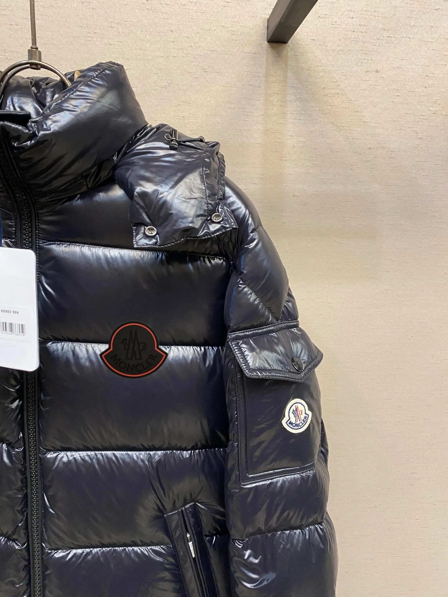 P780 MONCLER Meng Maya Down Jacket: Color/Black Size: M. L. Zipper pendant with custom logo Fabric: 400D bright nylon, anti-fouling, anti-wrinkle, waterproof and windproof, very wear-resistant, breathable and comfortable.           Embroidery: Straight lines, smooth curves, dense and neat stitches, no jagged edges, flat embroidery surface, no skewed threads, consistent stitch length, no bottom exposed, no overlap, smooth embroidery surface, no ink marks and other stains. Advanced imported embroidery machines are used to ensure embroidery quality.