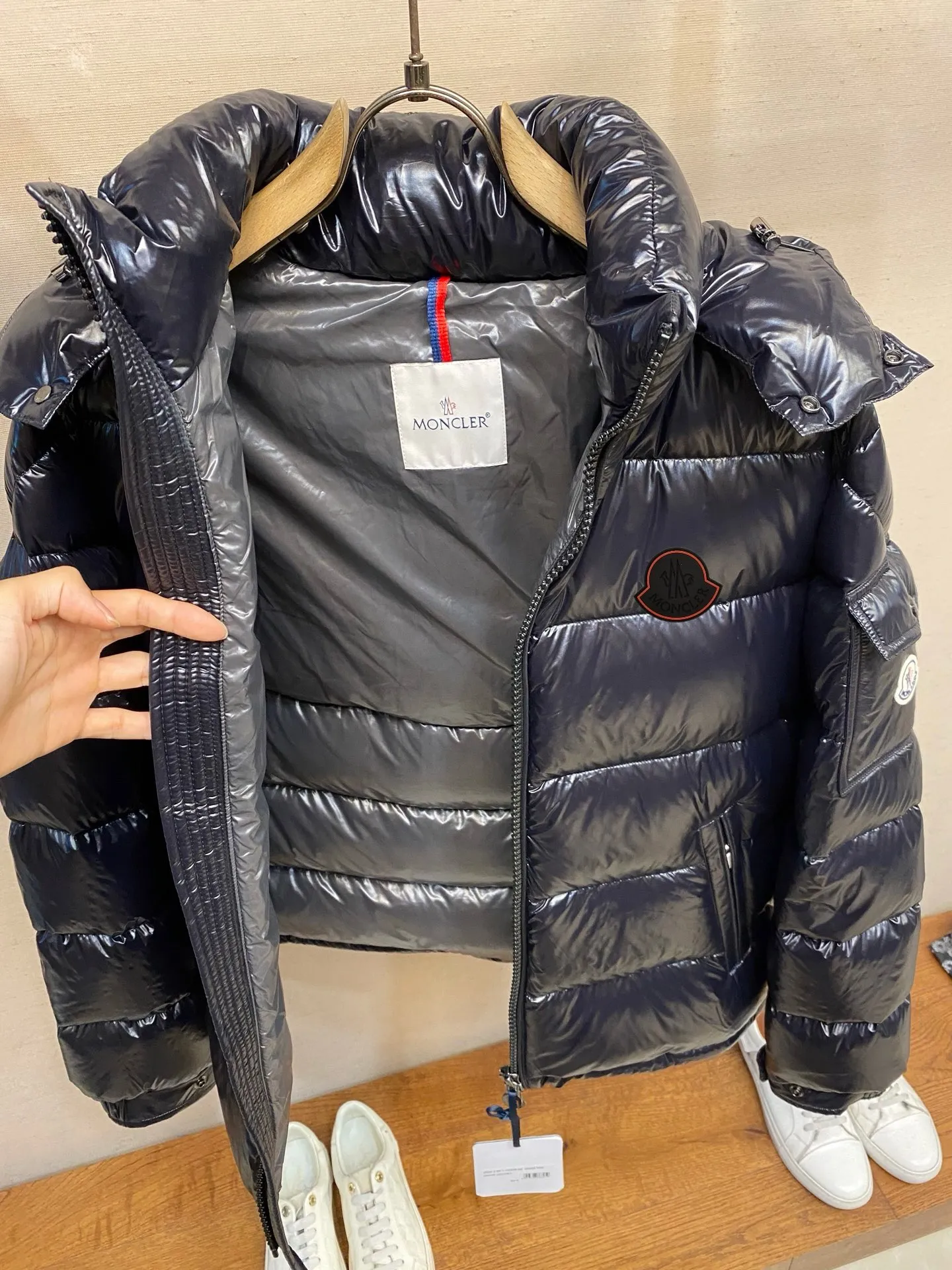 P780 MONCLER Meng Maya Down Jacket: Color/Black Size: M. L. Zipper pendant with custom logo Fabric: 400D bright nylon, anti-fouling, anti-wrinkle, waterproof and windproof, very wear-resistant, breathable and comfortable.           Embroidery: Straight lines, smooth curves, dense and neat stitches, no jagged edges, flat embroidery surface, no skewed threads, consistent stitch length, no bottom exposed, no overlap, smooth embroidery surface, no ink marks and other stains. Advanced imported embroidery machines are used to ensure embroidery quality.