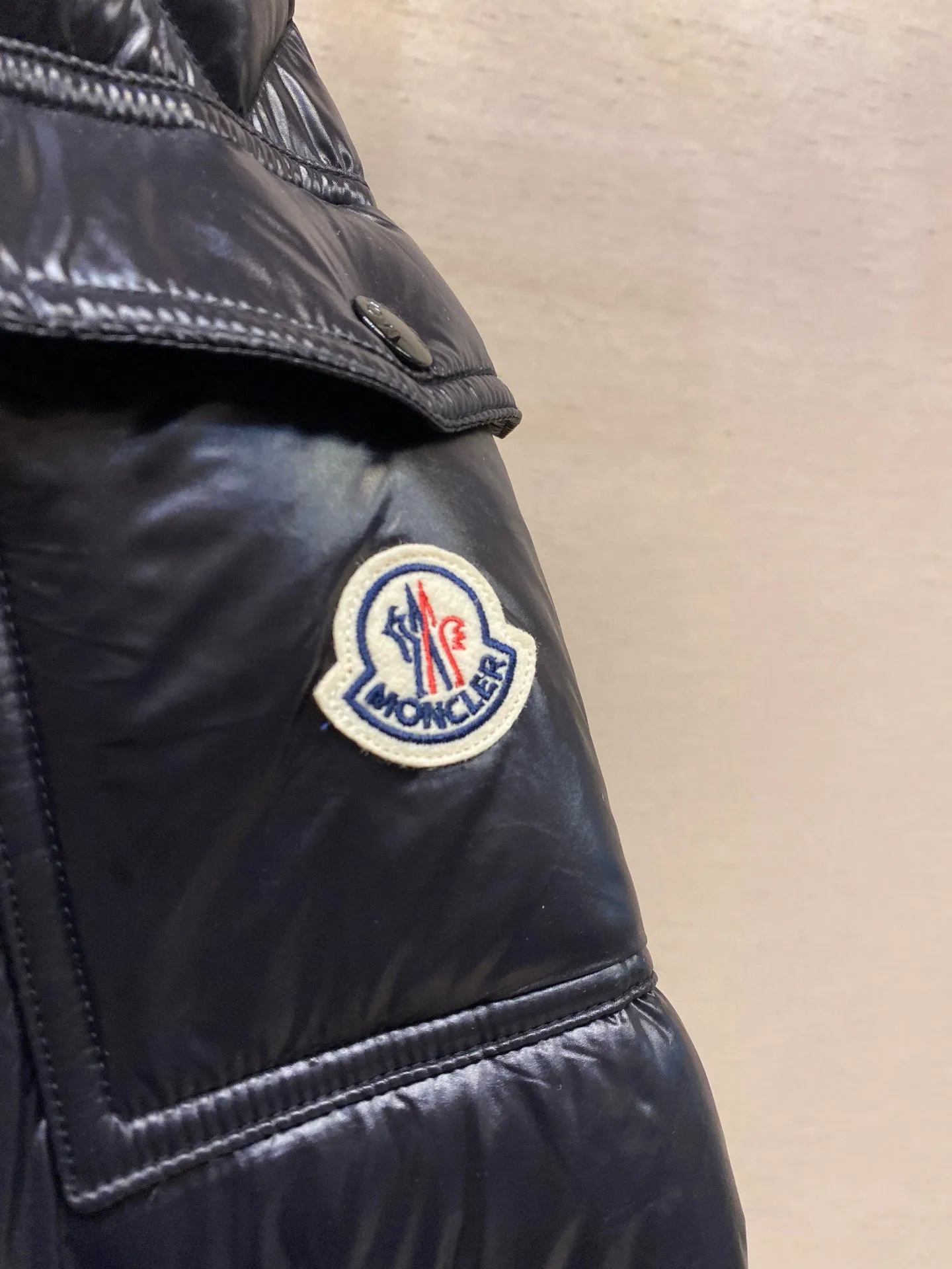 P780 MONCLER Meng Maya Down Jacket: Color/Black Size: M. L. Zipper pendant with custom logo Fabric: 400D bright nylon, anti-fouling, anti-wrinkle, waterproof and windproof, very wear-resistant, breathable and comfortable.           Embroidery: Straight lines, smooth curves, dense and neat stitches, no jagged edges, flat embroidery surface, no skewed threads, consistent stitch length, no bottom exposed, no overlap, smooth embroidery surface, no ink marks and other stains. Advanced imported embroidery machines are used to ensure embroidery quality.