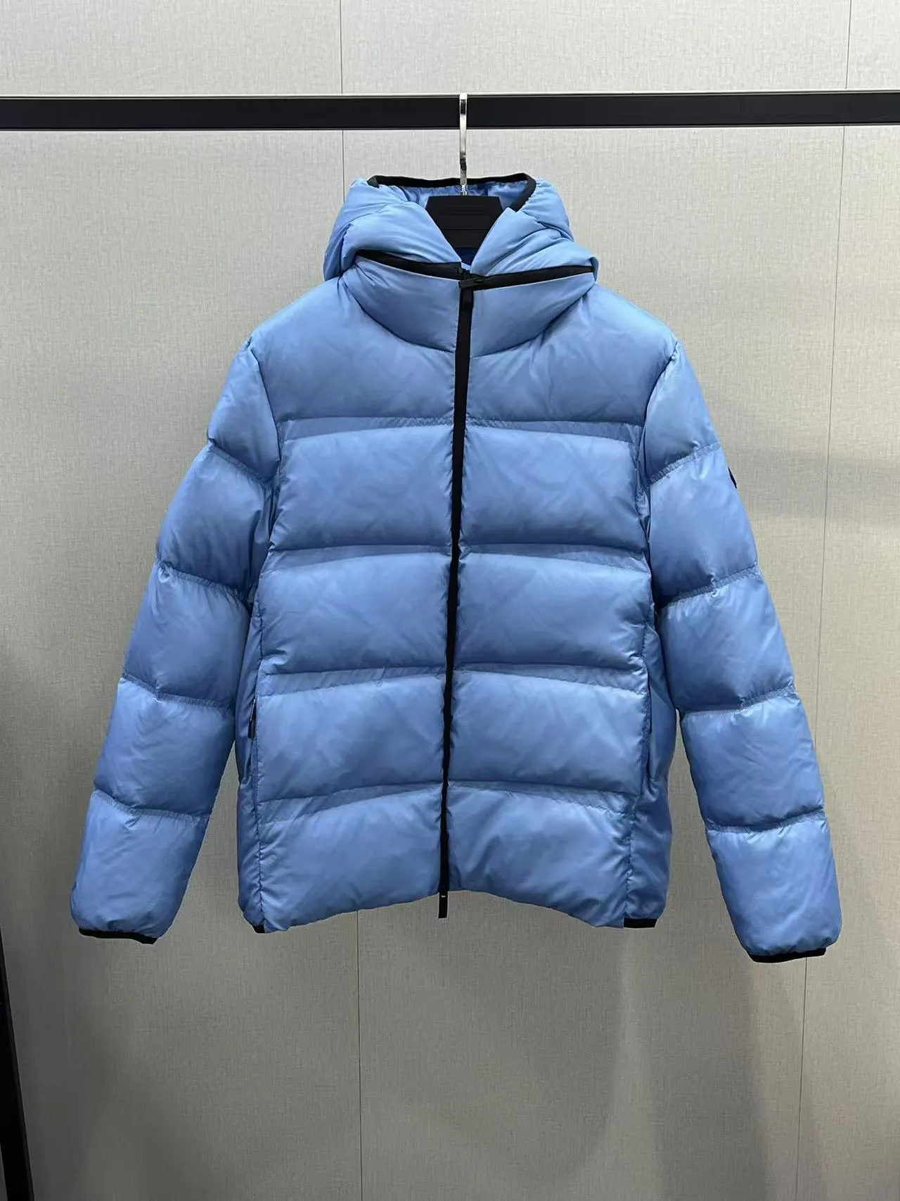 P860 🆕❤️2️⃣0️⃣2️⃣4️⃣🆕Special grade down⬆️Moncler Masac men's short down jacket. A must-have item for fabric control. 2024 new technical fabric. Extremely lightweight. Ultra-light and ultra-white gooseneck filling. Cleanliness ceiling. 850+ fill power. ⚠️Special grade product with complete barcode numbers and consistent with the official website. The tag has built-in NFC electronic sensor anti-counterfeiting. It supports multiple anti-counterfeiting verifications. It comes standard with a full set of gift box packaging at the counter. Masac men's short down jacket is made of protective materials and decorated with geometric quilting, which is lightweight and warm.  The Masac men's down jacket combines cutting-edge fabrics with innovative details. Short design made from lightweight, fine-grained tear-resistant functional fabric for durability and practicality. Lightweight and warm, it's finished with gusseted quilting. Comes with removable hood. Details •Made from ripstop fabric •Fine soft ripstop lining •Down filled •Removable hood •Two-way zipper closure •Zip pockets •Elasticized cuffs and hem Size: 1-5 Black/Blue Couple's