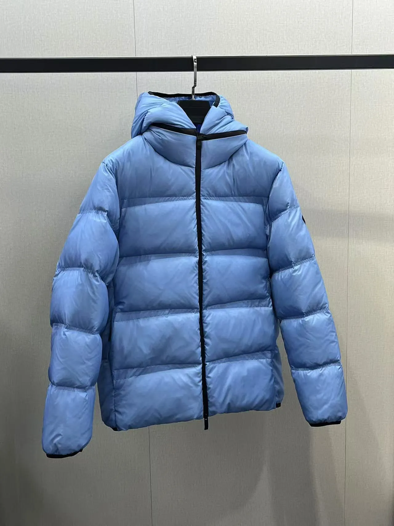 P860 🆕❤️2️⃣0️⃣2️⃣4️⃣🆕Special grade down⬆️Moncler Masac men's short down jacket. A must-have item for fabric control. 2024 new technical fabric. Extremely lightweight. Ultra-light and ultra-white gooseneck filling. Cleanliness ceiling. 850+ fill power. ⚠️Special grade product with complete barcode numbers and consistent with the official website. The tag has built-in NFC electronic sensor anti-counterfeiting. It supports multiple anti-counterfeiting verifications. It comes standard with a full set of gift box packaging at the counter. Masac men's short down jacket is made of protective materials and decorated with geometric quilting, which is lightweight and warm.  The Masac men's down jacket combines cutting-edge fabrics with innovative details. Short design made from lightweight, fine-grained tear-resistant functional fabric for durability and practicality. Lightweight and warm, it's finished with gusseted quilting. Comes with removable hood. Details •Made from ripstop fabric •Fine soft ripstop lining •Down filled •Removable hood •Two-way zipper closure •Zip pockets •Elasticized cuffs and hem Size: 1-5 Black/Blue Couple's
