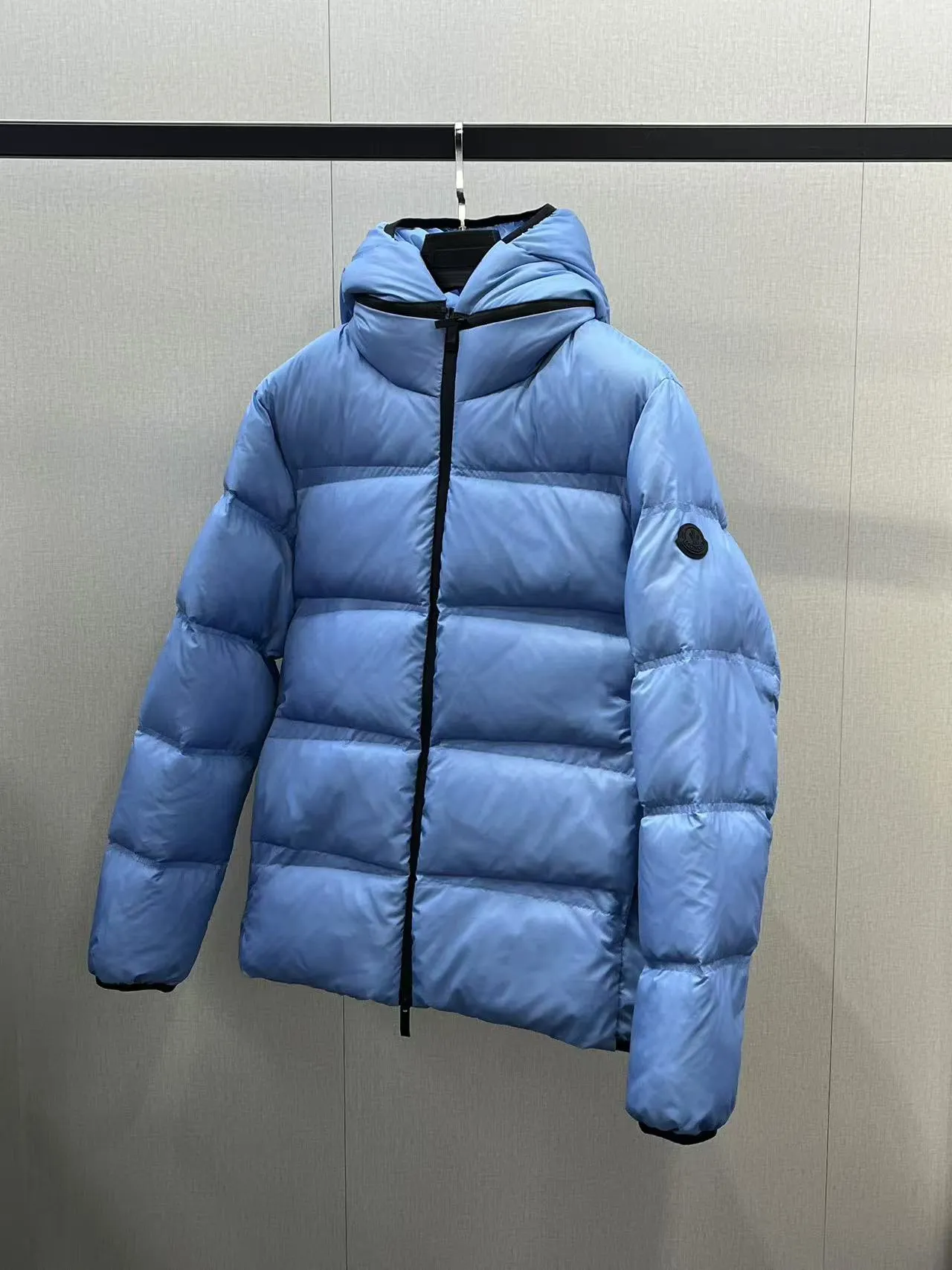 P860 🆕❤️2️⃣0️⃣2️⃣4️⃣🆕Special grade down⬆️Moncler Masac men's short down jacket. A must-have item for fabric control. 2024 new technical fabric. Extremely lightweight. Ultra-light and ultra-white gooseneck filling. Cleanliness ceiling. 850+ fill power. ⚠️Special grade product with complete barcode numbers and consistent with the official website. The tag has built-in NFC electronic sensor anti-counterfeiting. It supports multiple anti-counterfeiting verifications. It comes standard with a full set of gift box packaging at the counter. Masac men's short down jacket is made of protective materials and decorated with geometric quilting, which is lightweight and warm.  The Masac men's down jacket combines cutting-edge fabrics with innovative details. Short design made from lightweight, fine-grained tear-resistant functional fabric for durability and practicality. Lightweight and warm, it's finished with gusseted quilting. Comes with removable hood. Details •Made from ripstop fabric •Fine soft ripstop lining •Down filled •Removable hood •Two-way zipper closure •Zip pockets •Elasticized cuffs and hem Size: 1-5 Black/Blue Couple's