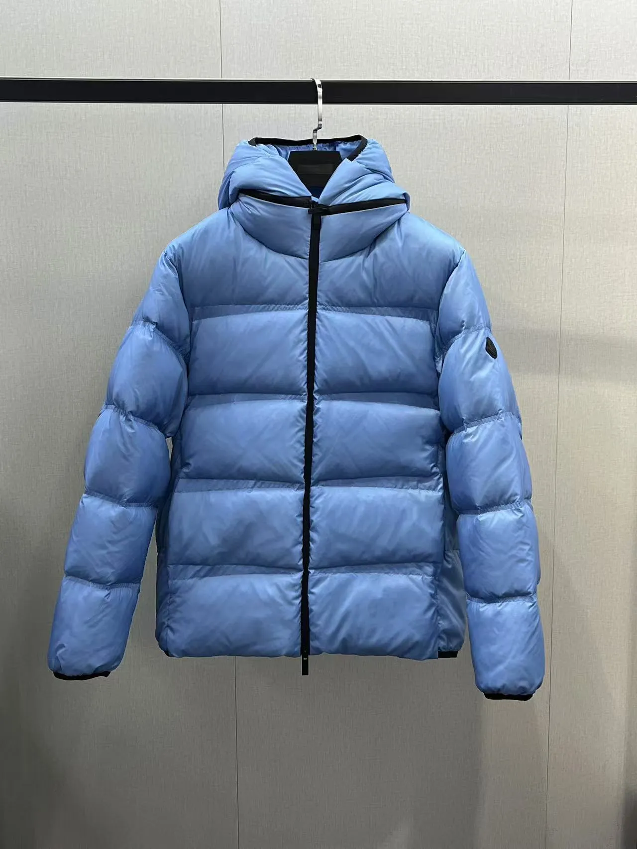 P860 🆕❤️2️⃣0️⃣2️⃣4️⃣🆕Special grade down⬆️Moncler Masac men's short down jacket. A must-have item for fabric control. 2024 new technical fabric. Extremely lightweight. Ultra-light and ultra-white gooseneck filling. Cleanliness ceiling. 850+ fill power. ⚠️Special grade product with complete barcode numbers and consistent with the official website. The tag has built-in NFC electronic sensor anti-counterfeiting. It supports multiple anti-counterfeiting verifications. It comes standard with a full set of gift box packaging at the counter. Masac men's short down jacket is made of protective materials and decorated with geometric quilting, which is lightweight and warm.  The Masac men's down jacket combines cutting-edge fabrics with innovative details. Short design made from lightweight, fine-grained tear-resistant functional fabric for durability and practicality. Lightweight and warm, it's finished with gusseted quilting. Comes with removable hood. Details •Made from ripstop fabric •Fine soft ripstop lining •Down filled •Removable hood •Two-way zipper closure •Zip pockets •Elasticized cuffs and hem Size: 1-5 Black/Blue Couple's
