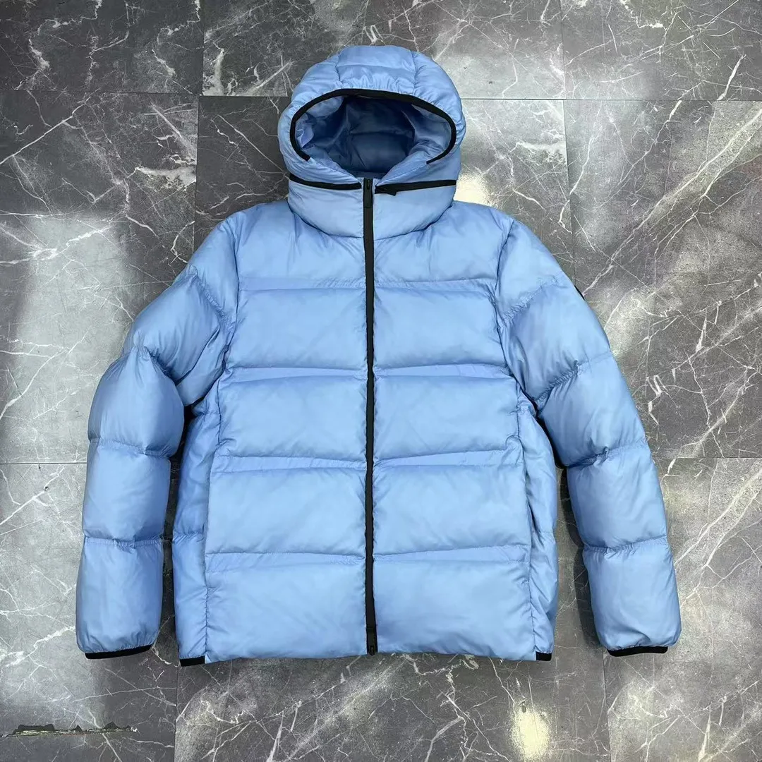 P860 🆕❤️2️⃣0️⃣2️⃣4️⃣🆕Special grade down⬆️Moncler Masac men's short down jacket. A must-have item for fabric control. 2024 new technical fabric. Extremely lightweight. Ultra-light and ultra-white gooseneck filling. Cleanliness ceiling. 850+ fill power. ⚠️Special grade product with complete barcode numbers and consistent with the official website. The tag has built-in NFC electronic sensor anti-counterfeiting. It supports multiple anti-counterfeiting verifications. It comes standard with a full set of gift box packaging at the counter. Masac men's short down jacket is made of protective materials and decorated with geometric quilting, which is lightweight and warm.  The Masac men's down jacket combines cutting-edge fabrics with innovative details. Short design made from lightweight, fine-grained tear-resistant functional fabric for durability and practicality. Lightweight and warm, it's finished with gusseted quilting. Comes with removable hood. Details •Made from ripstop fabric •Fine soft ripstop lining •Down filled •Removable hood •Two-way zipper closure •Zip pockets •Elasticized cuffs and hem Size: 1-5 Black/Blue Couple's