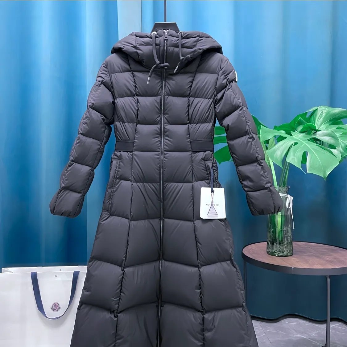 P1100 Moncler ➡️Winter new product Faucon women's long down jacket This style has filling technology in the skirt. It is a super velvet matte matte fabric with a more high-end feel. A must-have hot item for escaped princesses. The Faucon women's long down jacket interprets classic items in new proportions, showing impeccable fashion style. The Faucon long down is made of polyester fabric and has a slim, wide silhouette with a nipped-in waist. The Longue saison lining is lightweight and the three-dimensional hood adds a finishing touch to the style. Made of polyester fabric • Longue saison lining • Filled with down • Adjustable hood • Zipper closure • Zipper pockets • Elastic waist • Logo patch Size: 1-4 Fairy Style Black