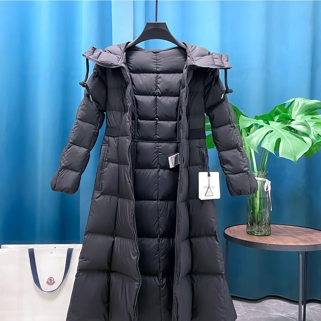 P1100 Moncler ➡️Winter new product Faucon women's long down jacket This style has filling technology in the skirt. It is a super velvet matte matte fabric with a more high-end feel. A must-have hot item for escaped princesses. The Faucon women's long down jacket interprets classic items in new proportions, showing impeccable fashion style. The Faucon long down is made of polyester fabric and has a slim, wide silhouette with a nipped-in waist. The Longue saison lining is lightweight and the three-dimensional hood adds a finishing touch to the style. Made of polyester fabric • Longue saison lining • Filled with down • Adjustable hood • Zipper closure • Zipper pockets • Elastic waist • Logo patch Size: 1-4 Fairy Style Black