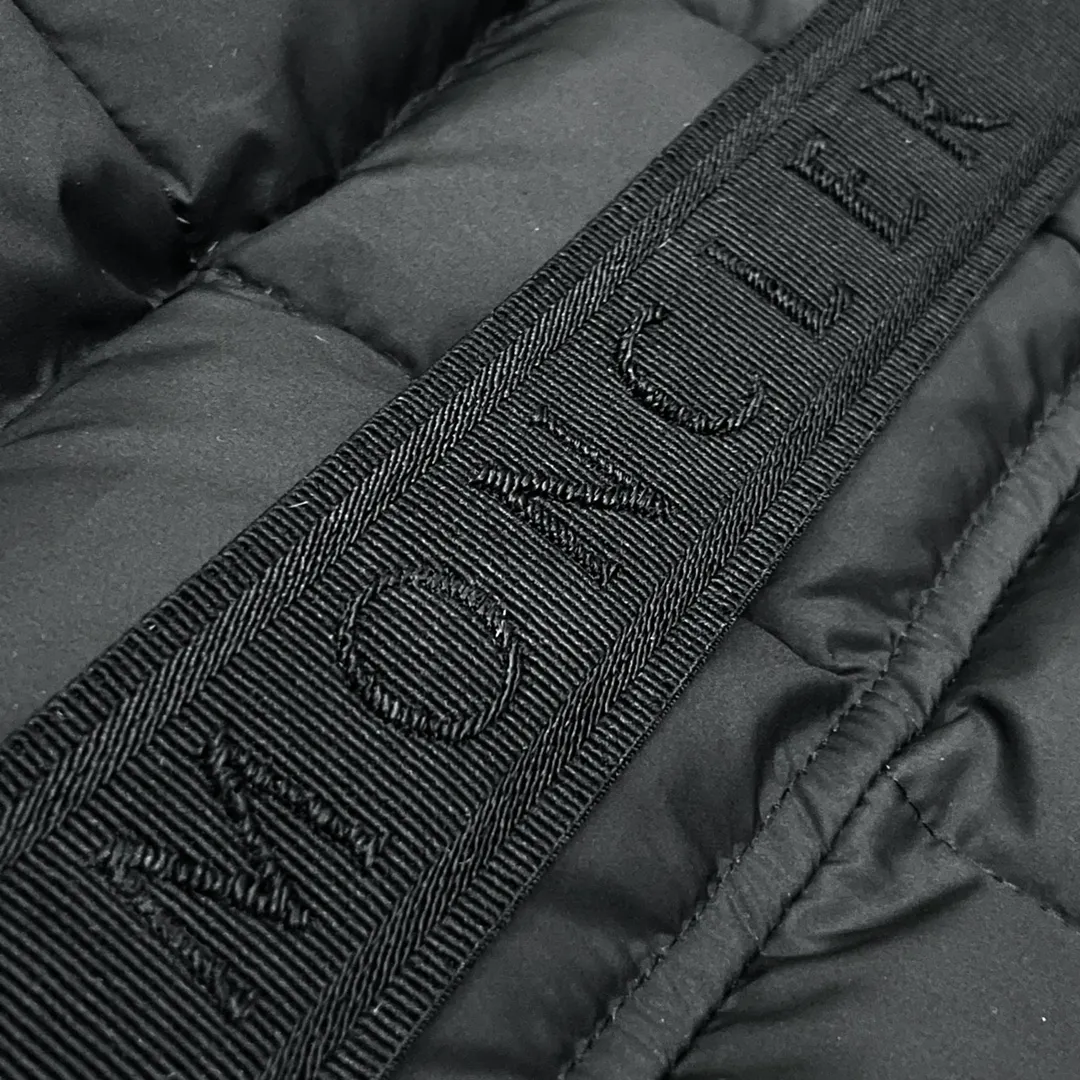 P1100 Moncler ➡️Winter new product Faucon women's long down jacket This style has filling technology in the skirt. It is a super velvet matte matte fabric with a more high-end feel. A must-have hot item for escaped princesses. The Faucon women's long down jacket interprets classic items in new proportions, showing impeccable fashion style. The Faucon long down is made of polyester fabric and has a slim, wide silhouette with a nipped-in waist. The Longue saison lining is lightweight and the three-dimensional hood adds a finishing touch to the style. Made of polyester fabric • Longue saison lining • Filled with down • Adjustable hood • Zipper closure • Zipper pockets • Elastic waist • Logo patch Size: 1-4 Fairy Style Black