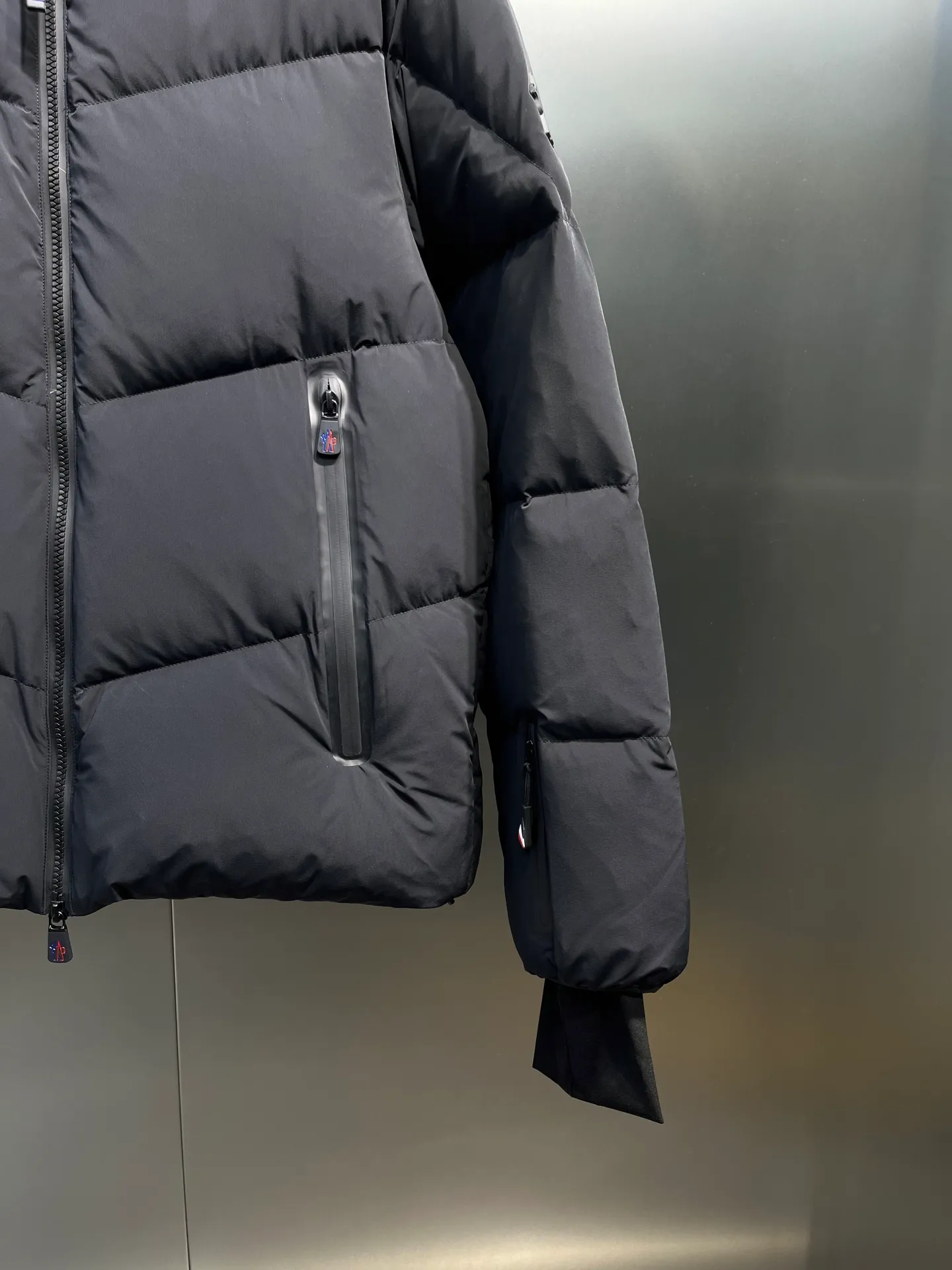 P1080 𝑴𝒐𝒏𝒄𝒍𝒆𝒓 / Grenoble Arcesaz Hooded Comfortable Zipper Closure Loose Long Sleeve Down Jacket / Men's Size: 1 2 3 4 5 Product Color: Black Light Brown