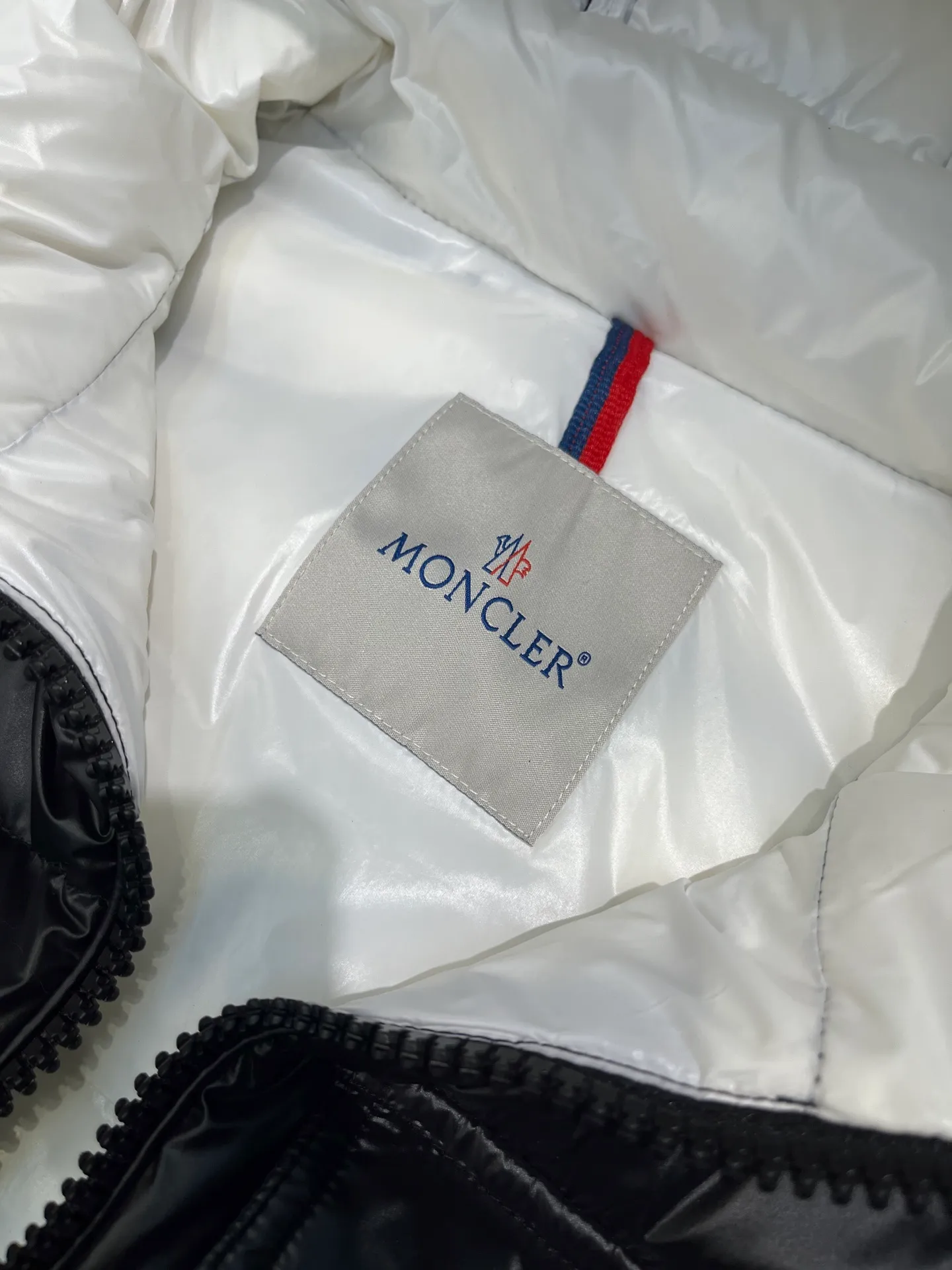 P700 Moncler🌟 2023 new autumn and winter Moncler black glossy thin hooded down vest 901 Color: Black Navy Size: 1 2 3 4 5