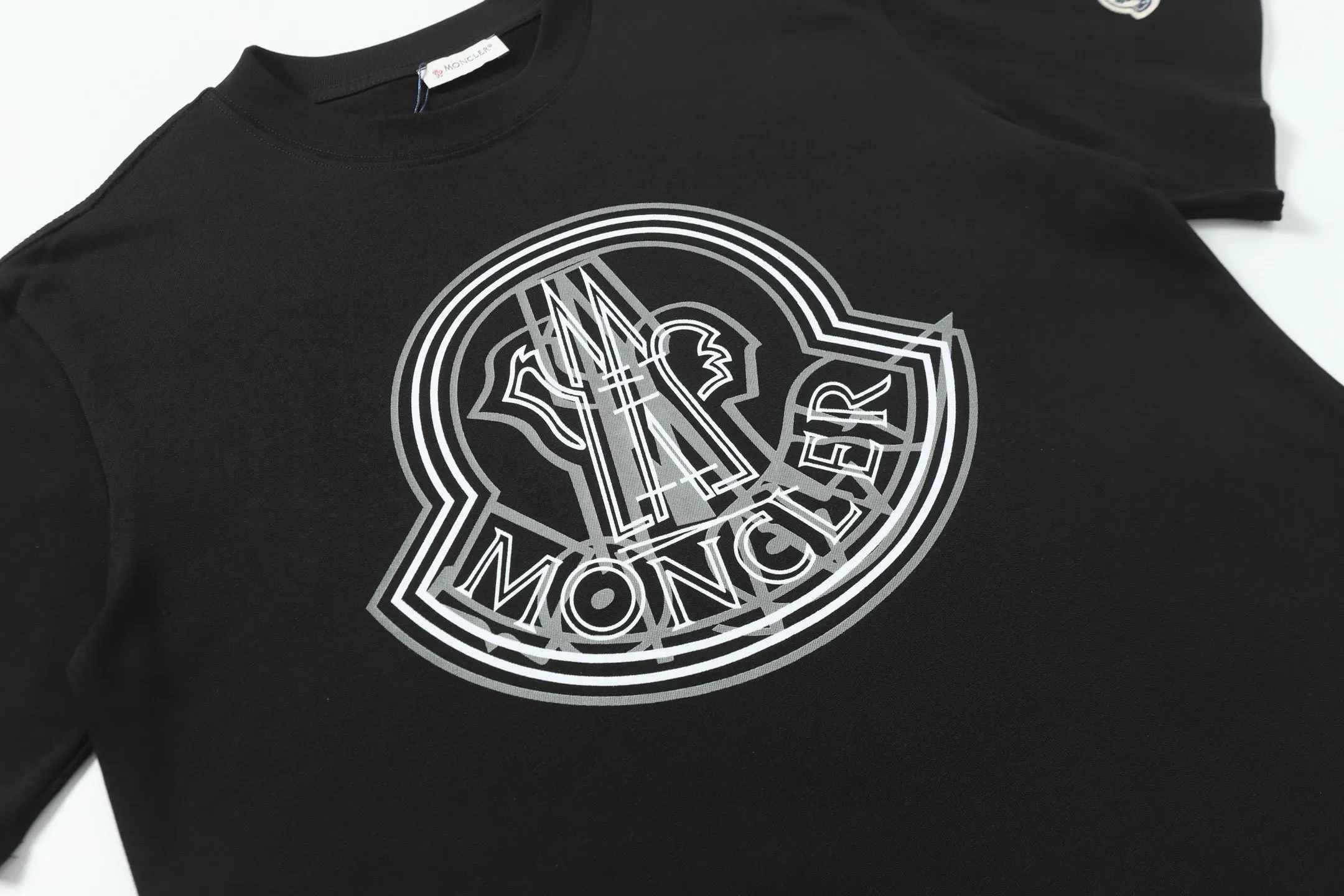 P134 Style No.: 843 〈MONCLER〉The price of the hood is actually quite advantageous. Those who have been to the counters should all know that the price of the hood is not much cheaper than Gucci Burberry. It is just relatively low-key and unwilling to hype. It is a picture that you will buy or not. It has an aloof existence... Exclusively customized 270 grams of 32-count double yarn smooth cotton. The texture is very soft and comfortable. 100% different from the top fabrics in the market (does not shrink, deform, or pill). Matched with 320g 1*1 thread (fabric threads are dyed in the same vat, no color difference, threads are not easy to deform) Color: Black White Size: S-XL