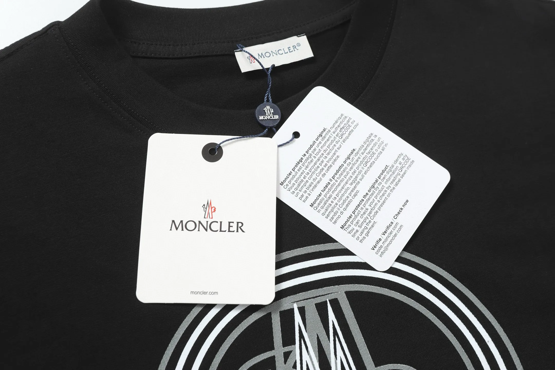 P134 Style No.: 843 〈MONCLER〉The price of the hood is actually quite advantageous. Those who have been to the counters should all know that the price of the hood is not much cheaper than Gucci Burberry. It is just relatively low-key and unwilling to hype. It is a picture that you will buy or not. It has an aloof existence... Exclusively customized 270 grams of 32-count double yarn smooth cotton. The texture is very soft and comfortable. 100% different from the top fabrics in the market (does not shrink, deform, or pill). Matched with 320g 1*1 thread (fabric threads are dyed in the same vat, no color difference, threads are not easy to deform) Color: Black White Size: S-XL