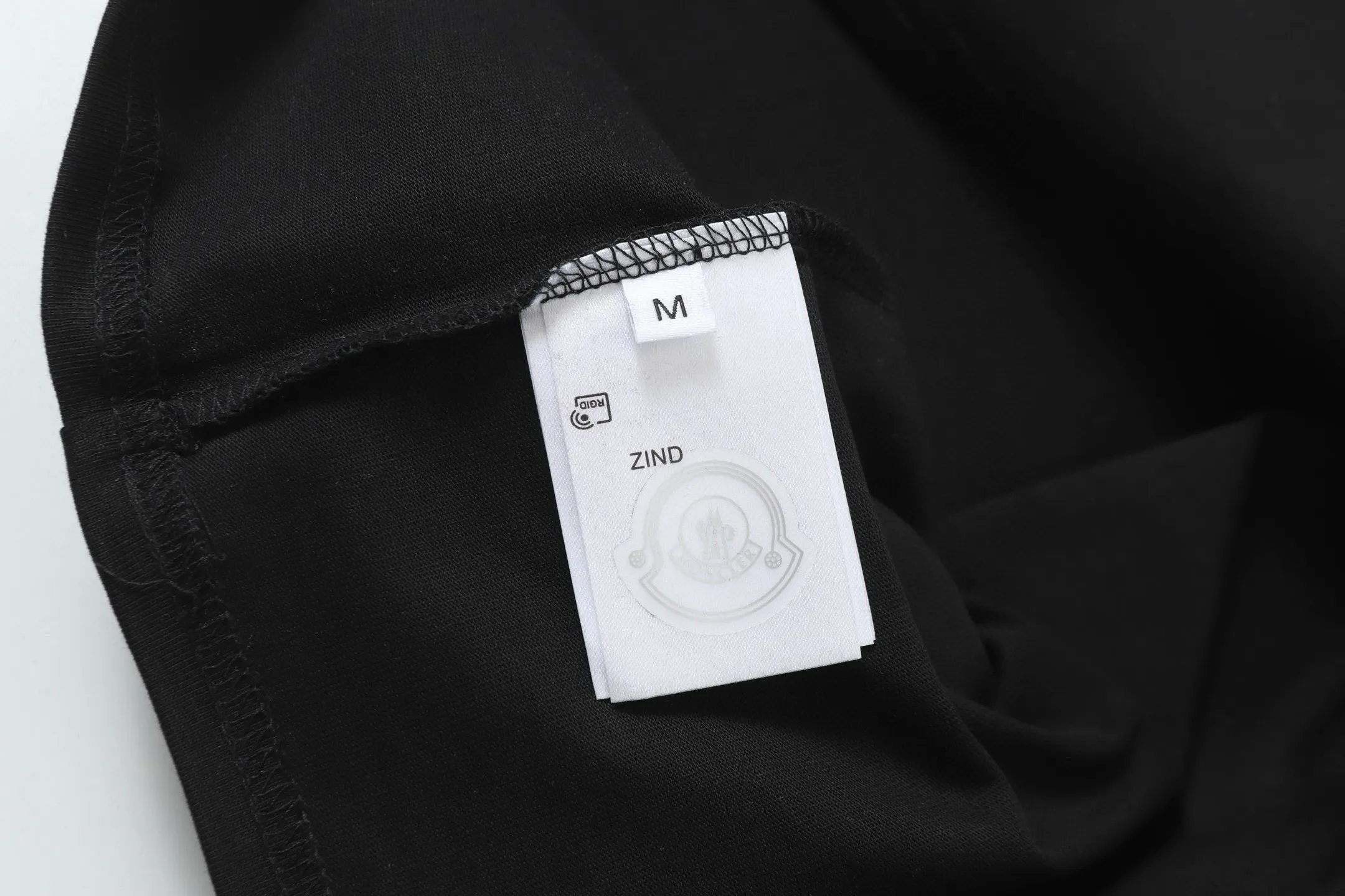 P134 Style No.: 843 〈MONCLER〉The price of the hood is actually quite advantageous. Those who have been to the counters should all know that the price of the hood is not much cheaper than Gucci Burberry. It is just relatively low-key and unwilling to hype. It is a picture that you will buy or not. It has an aloof existence... Exclusively customized 270 grams of 32-count double yarn smooth cotton. The texture is very soft and comfortable. 100% different from the top fabrics in the market (does not shrink, deform, or pill). Matched with 320g 1*1 thread (fabric threads are dyed in the same vat, no color difference, threads are not easy to deform) Color: Black White Size: S-XL