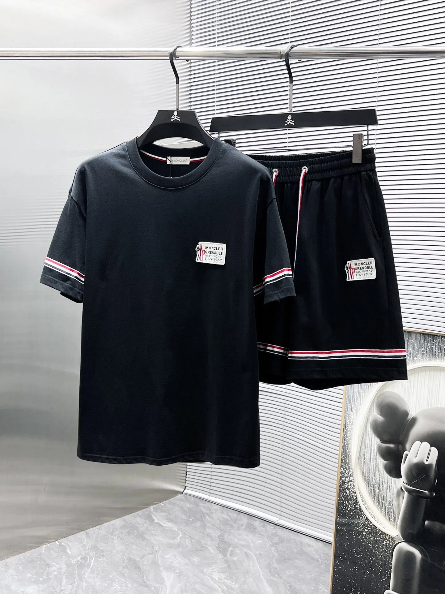 P570 Brand [MONCLER Mouth Covered] 2025 round neck short-sleeved shorts suit. The pure cotton fabric upper body will not be stuffy, the smooth and comfortable skin-friendly effect is more breathable, the fabric has its own texture, classic logo technology, a new interpretation from a unique angle, fashionable and versatile choice! Size: M-3XL (maximum wear: 190 pounds)