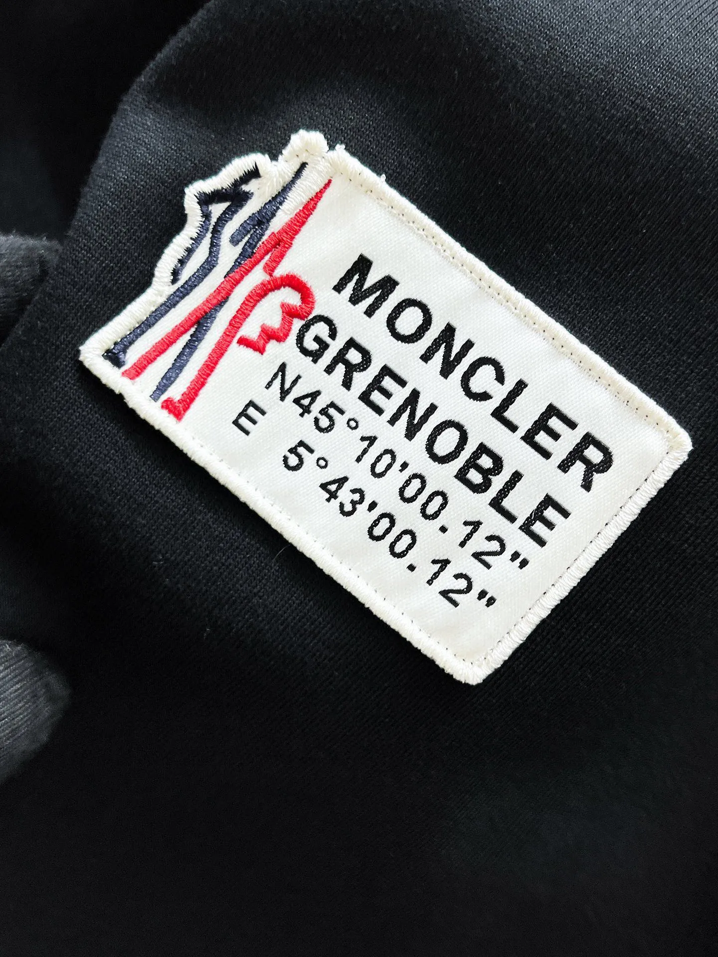 P570 Brand [MONCLER Mouth Covered] 2025 round neck short-sleeved shorts suit. The pure cotton fabric upper body will not be stuffy, the smooth and comfortable skin-friendly effect is more breathable, the fabric has its own texture, classic logo technology, a new interpretation from a unique angle, fashionable and versatile choice! Size: M-3XL (maximum wear: 190 pounds)